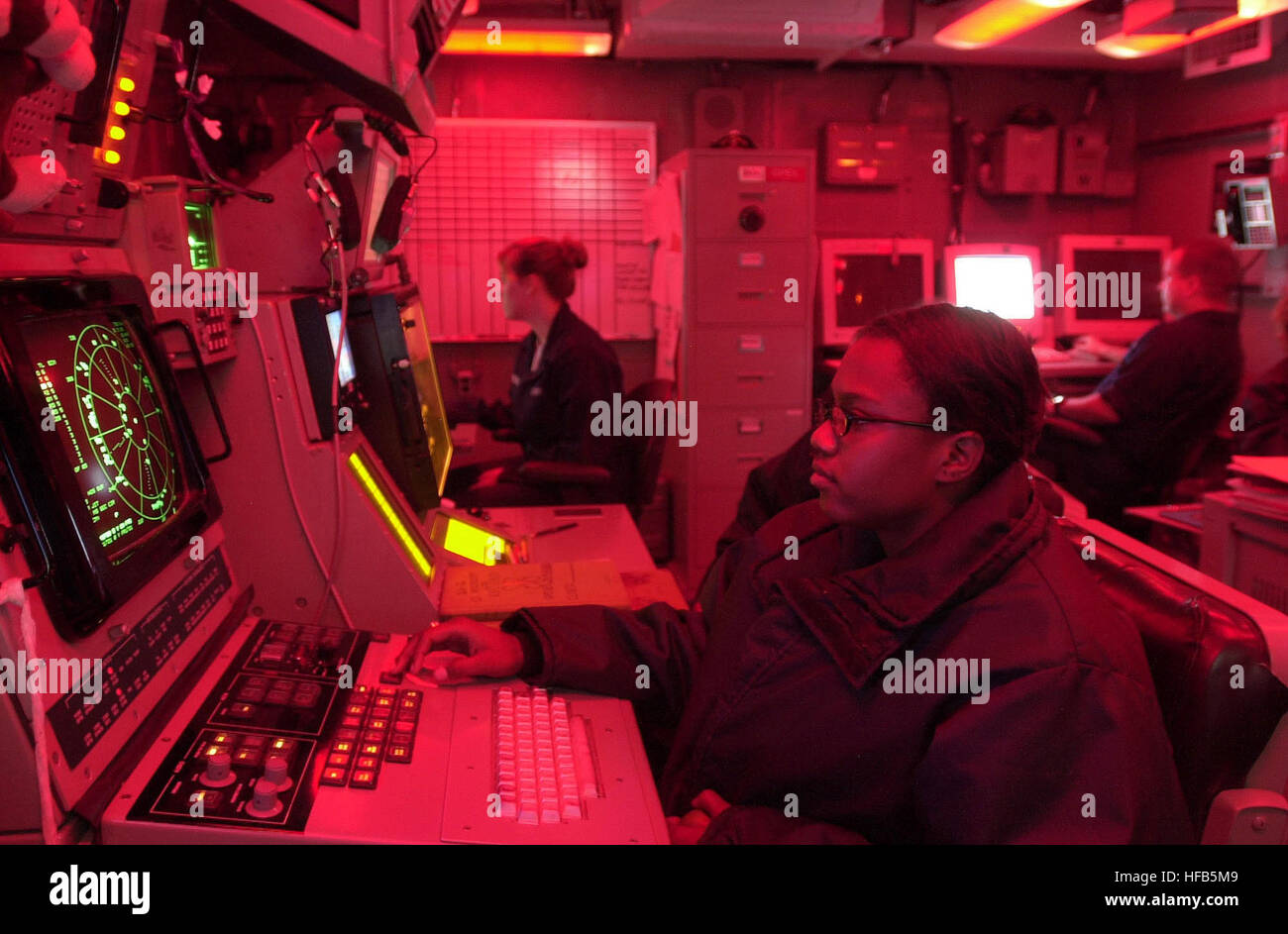 030515-N-0413R-001 il Golfo Arabico (15 maggio 2003) -- la guerra elettronica Tecnico apprendista marinaio Jaqueline Jackson gestisce una superficie di emissione elettronica Console (SLQ-32) durante il suo orologio a bordo della USS Nimitz CVN (68). Il SLQ-32 sistemi generano molto elevato e continuo disturbo elettronico funzionalità consentendo una varietà quasi illimitata di impuntamento tecniche utilizzate dagli operatori. Il vettore Nimitz sciopero vigore e Carrier aria Wing undici (CVW-11) sono attualmente dispiegati a sostegno dell'Operazione Iraqi Freedom, multi-nazionali della Coalizione sforzo per liberare il popolo iracheno, elimin Foto Stock