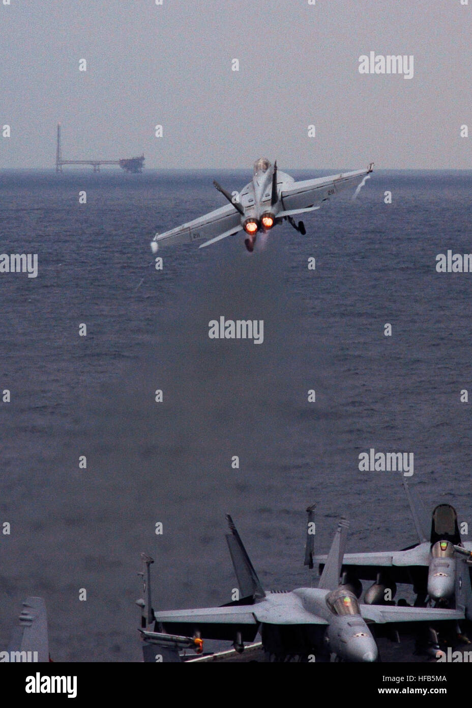 061211-N-7127A-002 Golfo Persico (dec. n. 11, 2006) - Un'F/A-18F Super Hornet dal ÒJolly RogersÓ di Strike Fighter Squadron uno zero tre (VFA-103) lancia dal ponte di volo dell'Nimitz-class portaerei USS Dwight D. Eisenhower CVN (69). Eisenhower e avviato Carrier aria Wing sette (CVW-7) sono su un regolarmente la distribuzione programmata a sostegno della sicurezza marittima operazioni (MSO). Stati Uniti Foto di Marina con marinaio Daniel Arizpe (rilasciato) CVN69 in teatro Foto Stock