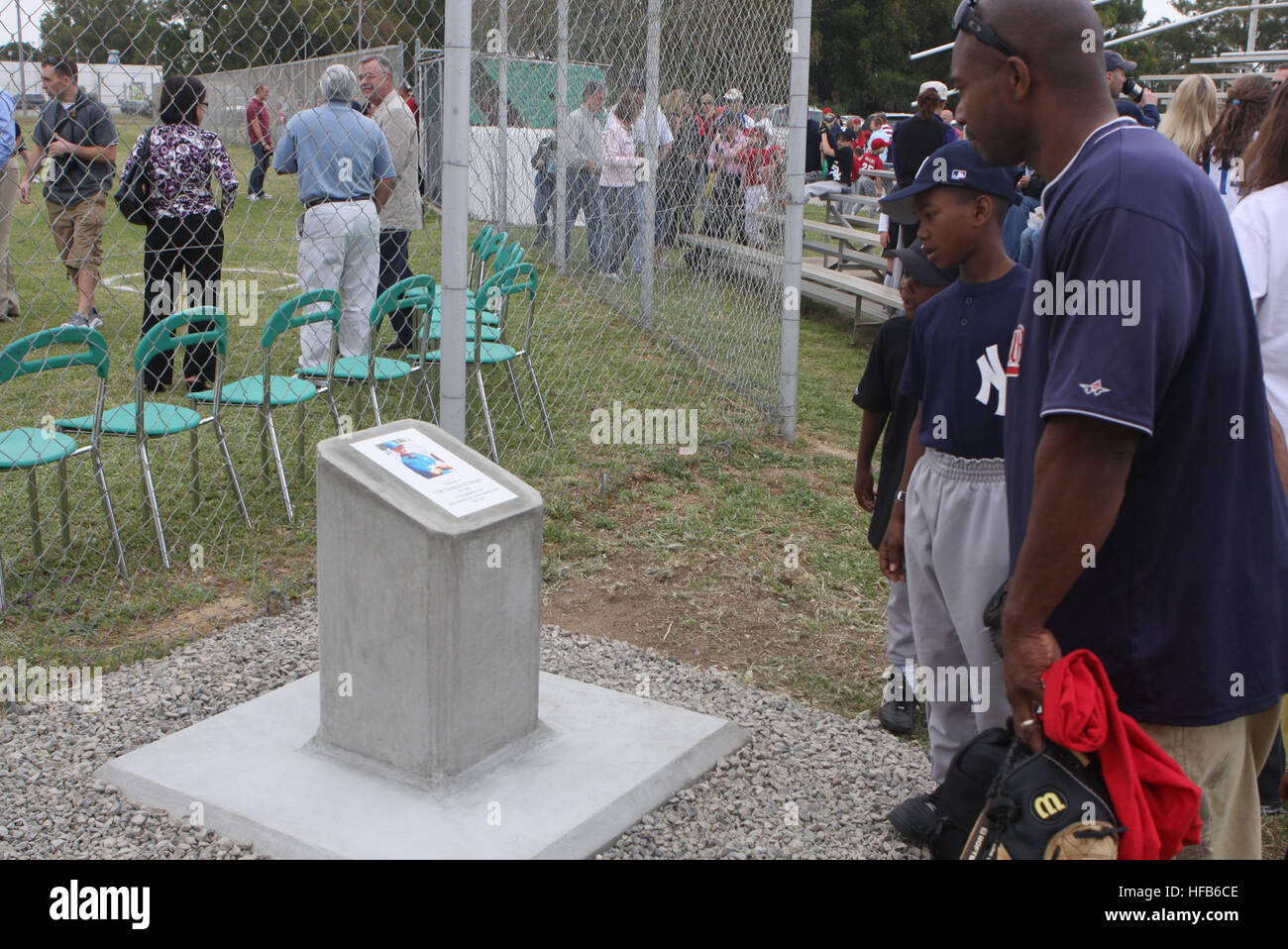 I membri del servizio e familiari a carico di leggere una lapide dedica un campo da baseball a U.S. La stazione navale di Rota, Spagna per la Cmdr. Charles 'Keith' Springle. Springle, un ex servizio medico ufficiale, è stato uno dei cinque membri del servizio ucciso da un esercito sergente a una consulenza militare clinic presso il Camp Liberty, Iraq, nel maggio 2009. (U.S. Navy foto di Jan Hammond) dedizione 278254 della placca Foto Stock