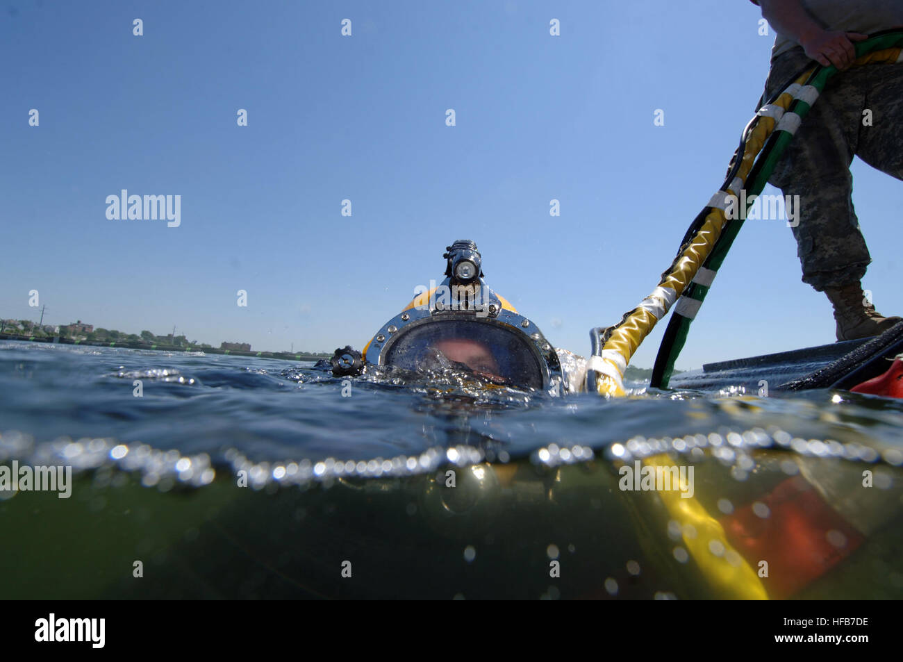 Sommozzatore 1a classe Mark Sawyer, assegnato a Mobile Diving e unità di soccorso 2, Co. 21 stazionati in Virginia Beach, Virginia, si rompe la superficie del Fiume Providence dopo aver completato una immersione sul sunken ex sovietica sottomarino, Juliett 484. Marina e i sommozzatori esercito sta lavorando con federali, statali e locali in una comune operazione di servizio per sollevare il sunken ex sovietica sommergibile a Collier Point Park nella Provvidenza, R.I. I subacquei nuotare nel fiume Providence 95611 Foto Stock