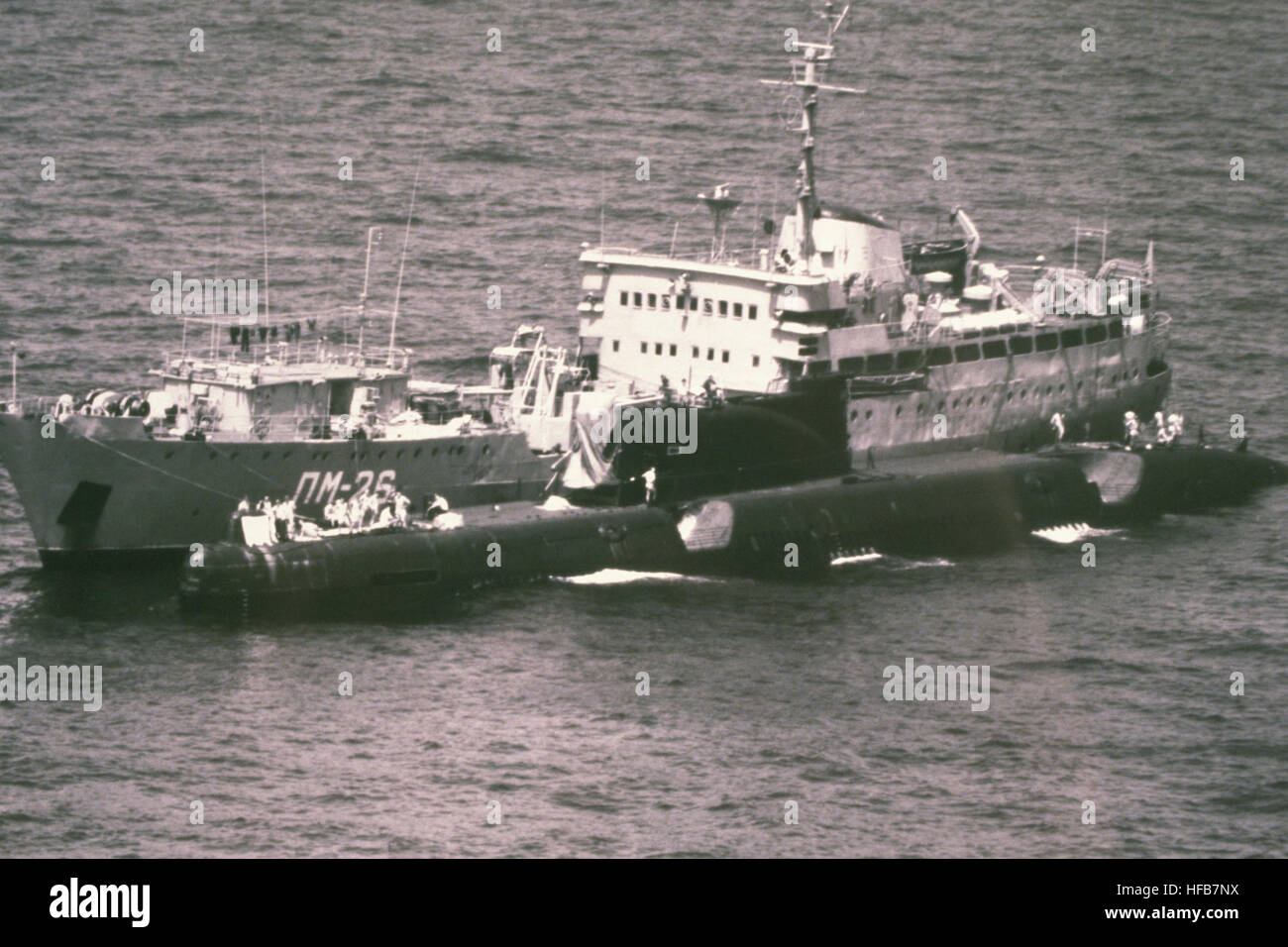 Una porta vista di prua di un sovietico classe Juliett sommergibile ormeggiato a fianco di una classe Oskol nave di riparazione. DN-ST-86-11106-classe Juliett sotto una classe Oskol riparare nave-11 agosto 1986 Foto Stock