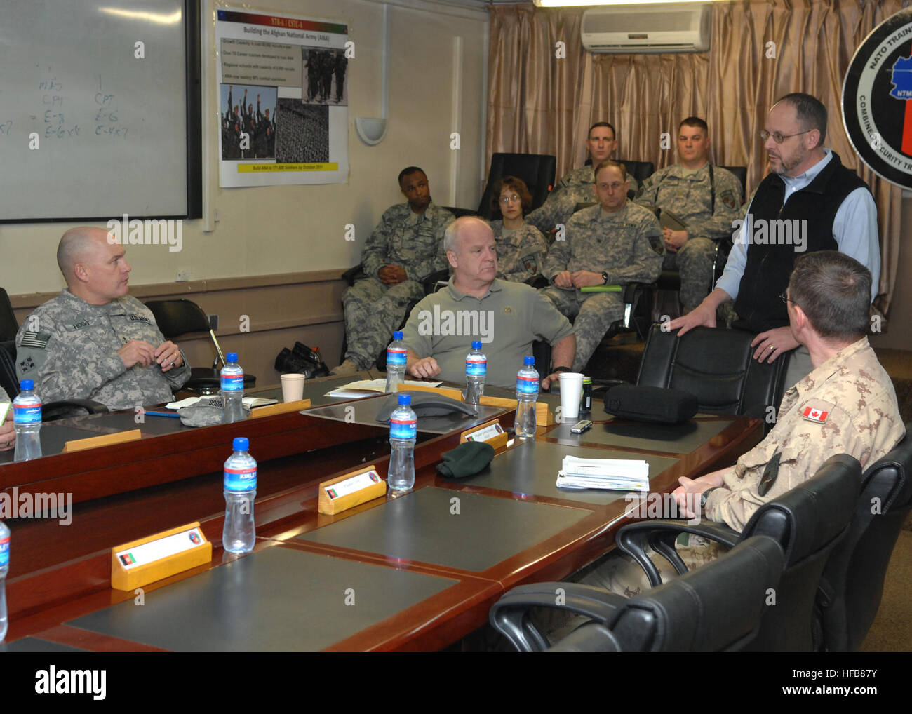 Il Dott. Jack Kem, Vice al comandante, NATO Training Mission - Afghanistan / comandante, combinata di sicurezza comando di transizione - Afghanistan, (destra) sta per introdurre Thomas X. Holmes, Senior Research Fellow presso l'Istituto nazionale di studi strategici, National Defence University, (centro) durante una lezione su Counter-Insurgency (moneta) strategie. Hammes ha insegnato ampiamente agli Stati Uniti ed il personale internazionale e collegi di guerra ed è autore di 'l'imbracatura e la pietra: sulla guerra nel ventunesimo secolo. (U.S. Foto di Marina di Massa lo specialista di comunicazione di terza classe Kirk Putnam/RILASCIATO) Dott. Foto Stock