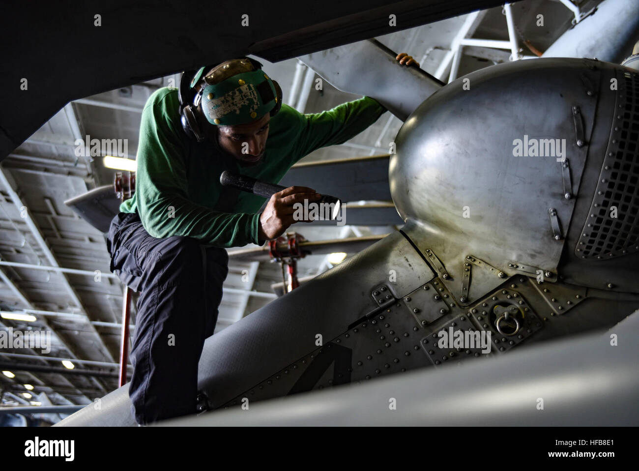 161010-N-IE397-018 GOLFO ARABICO (ott. 10, 2016) Petty Officer di 2a classe di Michael Hamilton, di Fredericksburg, Virginia, conduce una ispezione corrosione su un MH-60S Sea Hawk elicottero assegnato per il polveroso cani di elicottero di mare squadrone di combattimento (HSC) 7 nella baia di hangar della portaerei USS Dwight D. Eisenhower CVN (69) (IKE). Hamilton serve a bordo di IKE come un aereo meccanico strutturale e aiuta a controllare la riparazione e la manutenzione dei velivoli. Ike e la sua portante Strike gruppo vengono distribuiti a supporto di funzionamento inerenti risolvere, le operazioni di sicurezza marittima e di teatro la cooperazione in materia di sicurezza FEP Foto Stock