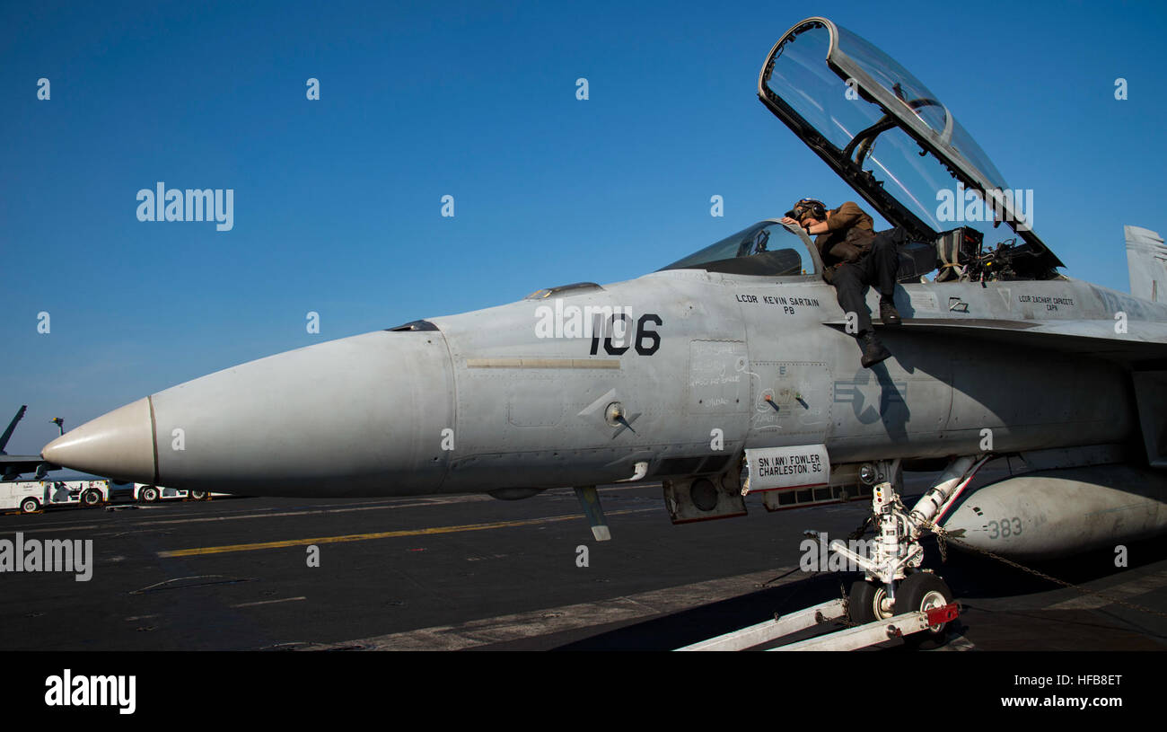 161109-N-QI061-059 GOLFO ARABICO (nov. 11, 2016) marinaio Dylan Paslov, da Anchorage in Alaska,, ispeziona la sede del cockpit di un F/A-18F Super Hornet assegnati ai combattimenti spadaccini di Strike Fighter Squadron (VFA) 32 sul ponte di volo della portaerei USS Dwight D. Eisenhower CVN (69) (IKE). Ike e la sua portante Strike gruppo vengono distribuiti a supporto di funzionamento inerenti risolvere, le operazioni di sicurezza marittima e di teatro la cooperazione in materia di sicurezza gli sforzi negli Stati Uniti Quinta Flotta area di operazioni. (U.S. Navy foto di Sottufficiali di terza classe Nathan T. barba) Dwight D. Eisenhower deployment 161 Foto Stock