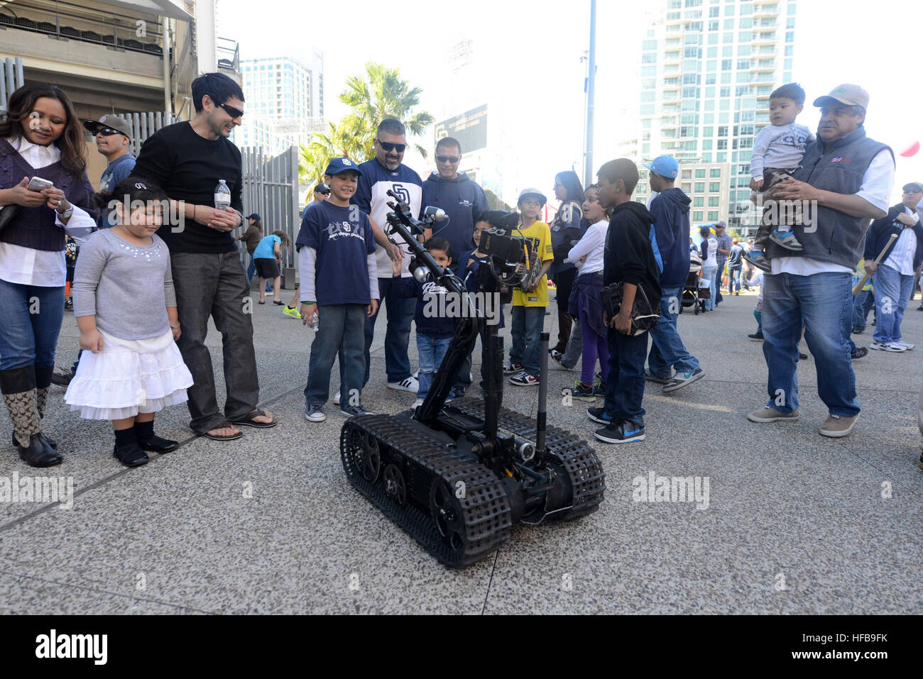 Velisti assegnati per l'eliminazione degli ordigni esplosivi unità mobile 11 dimostrare EOD missioni e attrezzature per ventole a Petco Park durante l'annuale di San Diego Padres Fan Fest. EODMU-11 fornisce le funzionalità di EOD per ubicazione e identificazione, rendendo sicuro, recupero, valutazione del campo e lo smaltimento di tutte le munizioni esplosive comprese armi chimiche e nucleari in tutto il mondo. (U.S. Foto di Marina di Massa lo specialista di comunicazione 2a classe Joshua Scott/RILASCIATO) EODMU-11 a Padres Fan Fest 140208-N-FN215-230 Foto Stock