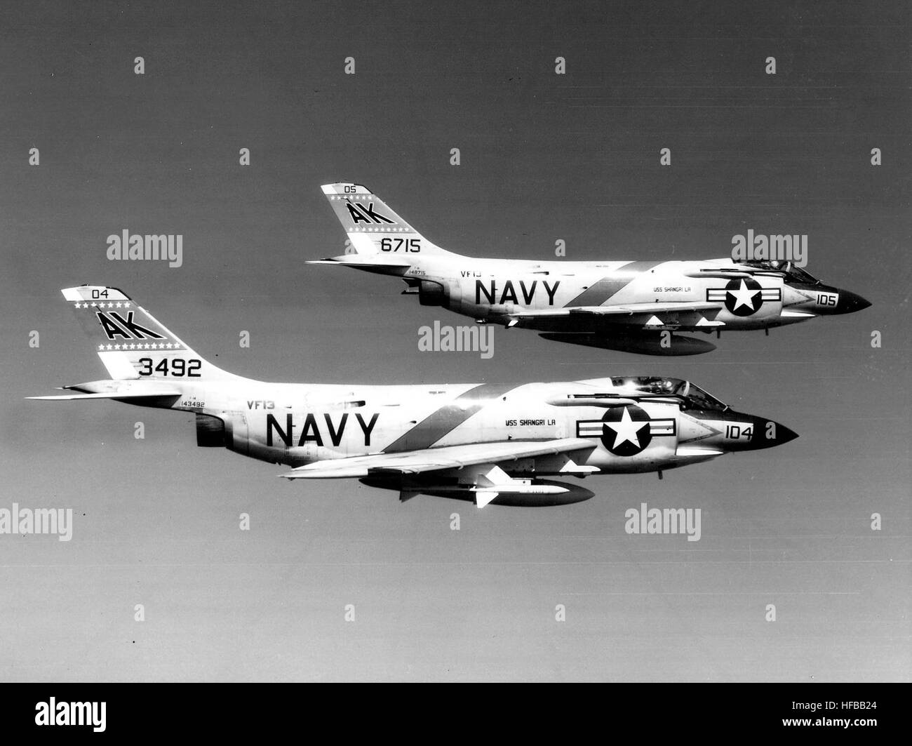 Gli F-3B Demon del VF-13 conducono operazioni di volo basate sulle portaerei, effettuando manovre tattiche, addestramento dei piloti ed esercitazioni operative in mare aperto nei primi anni '1960 Foto Stock