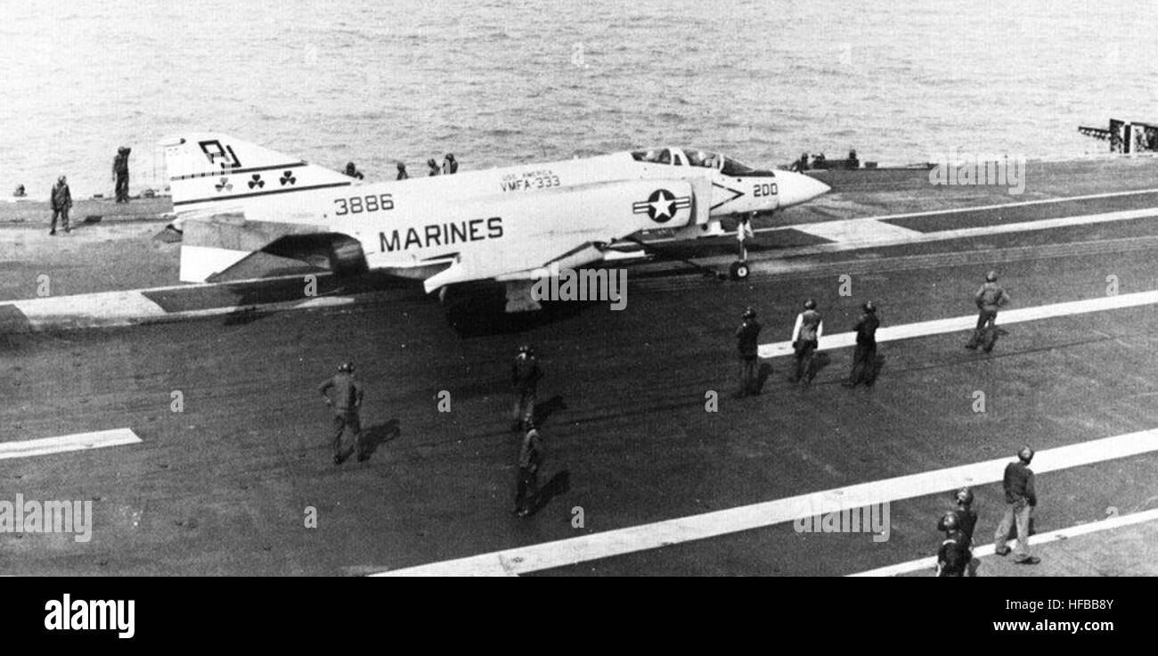 F-4J di VMFA-333 sulla USS America (CVA-66) nel 1971 Foto Stock