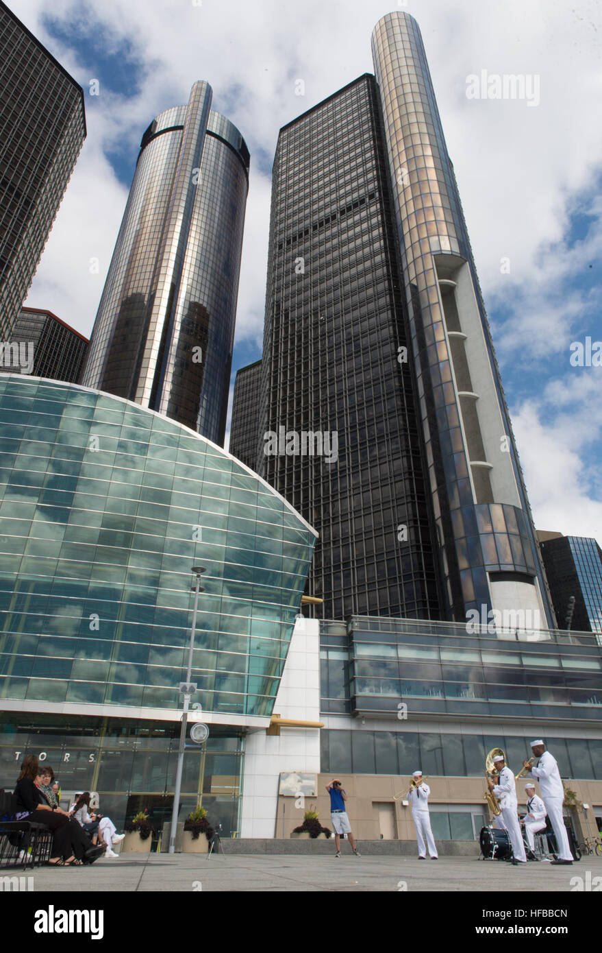 150826-N-CI175-010 Detroit, Michigan. (Agosto 26, 2015) musicisti assegnati per gli Stati Uniti La banda della marina militare, Grandi Laghi Brass Band, eseguire di fronte al Renaissance Centre lungo la Detroit Downtown riverwalk come parte di Detroit Navy settimana. Navy settimane la messa a fuoco di una varietà di beni, attrezzature e personale su una singola città per un week-end di una lunga serie di combattimenti progettato per portare l'America Navy più vicina alla gente che protegge, in città che non hanno una grande presenza navale. (U.S. Foto di Marina di Massa lo specialista di comunicazione 1a classe Jon Rasmussen/RILASCIATO) 150826-N-CI175-010 Grandi Laghi Brass Band eseguire in fro Foto Stock