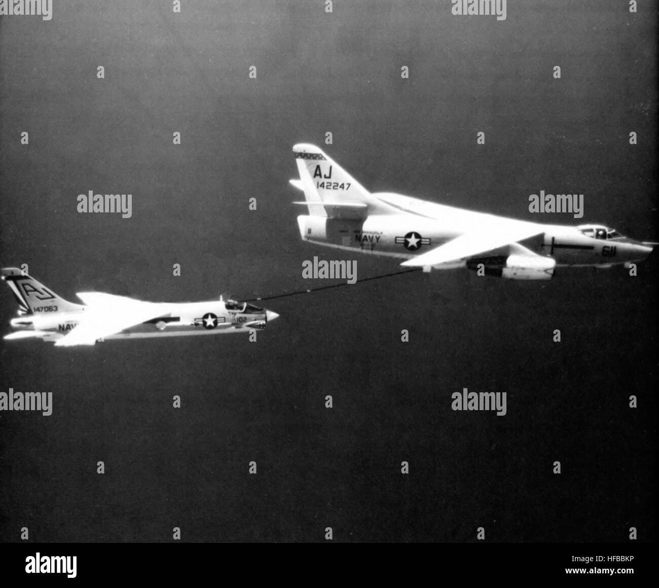 F-8H di VF-111 è refueld da VAQ-129 KA-3B 1970 Foto Stock