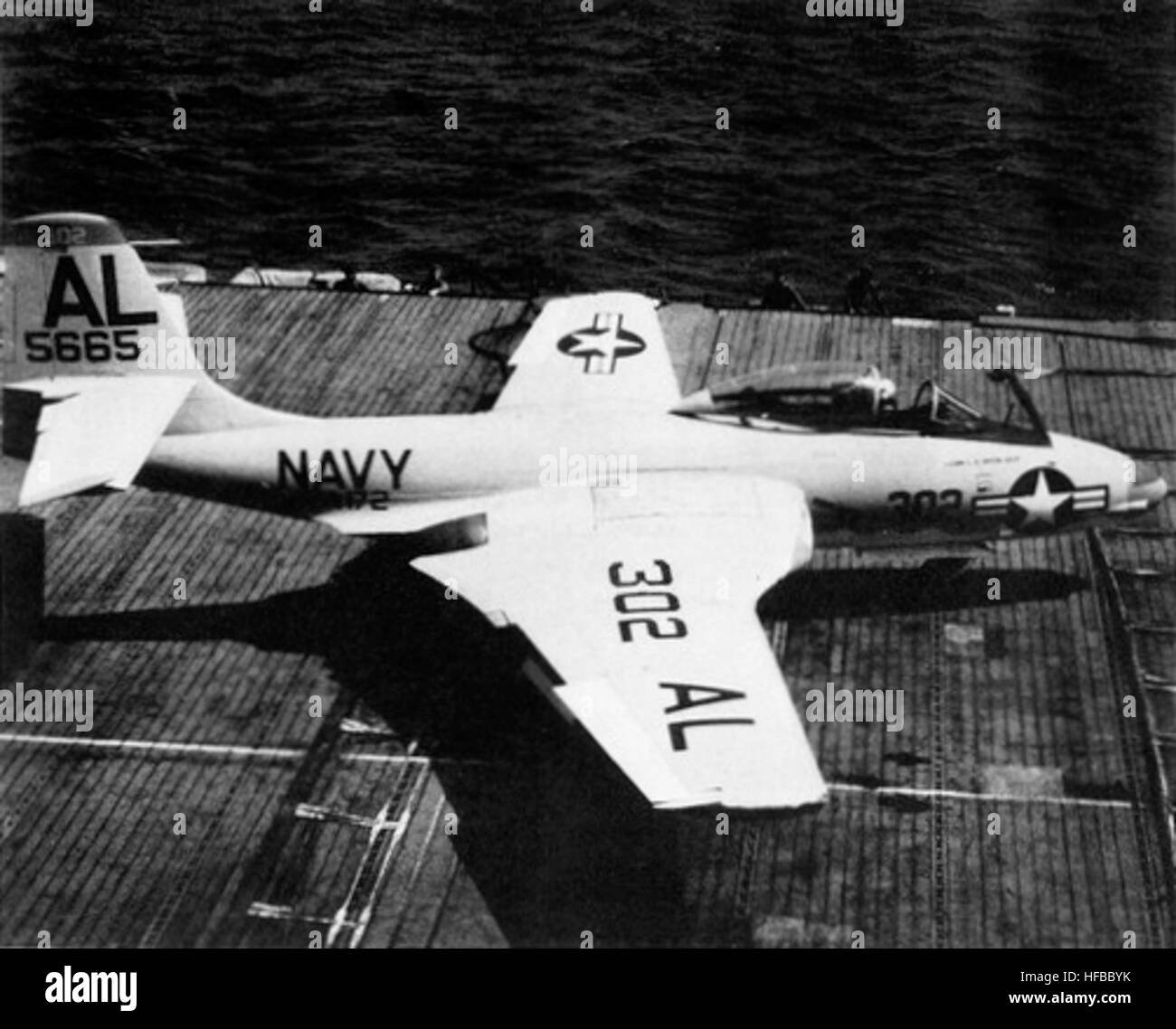 Un F2H-2 Banshee del va-172 Detachment 38 conduce operazioni di volo su portaerei dalla USS Tarawa (CVS-40), effettuando addestramento tattico e manovre operative in mare aperto. Foto Stock