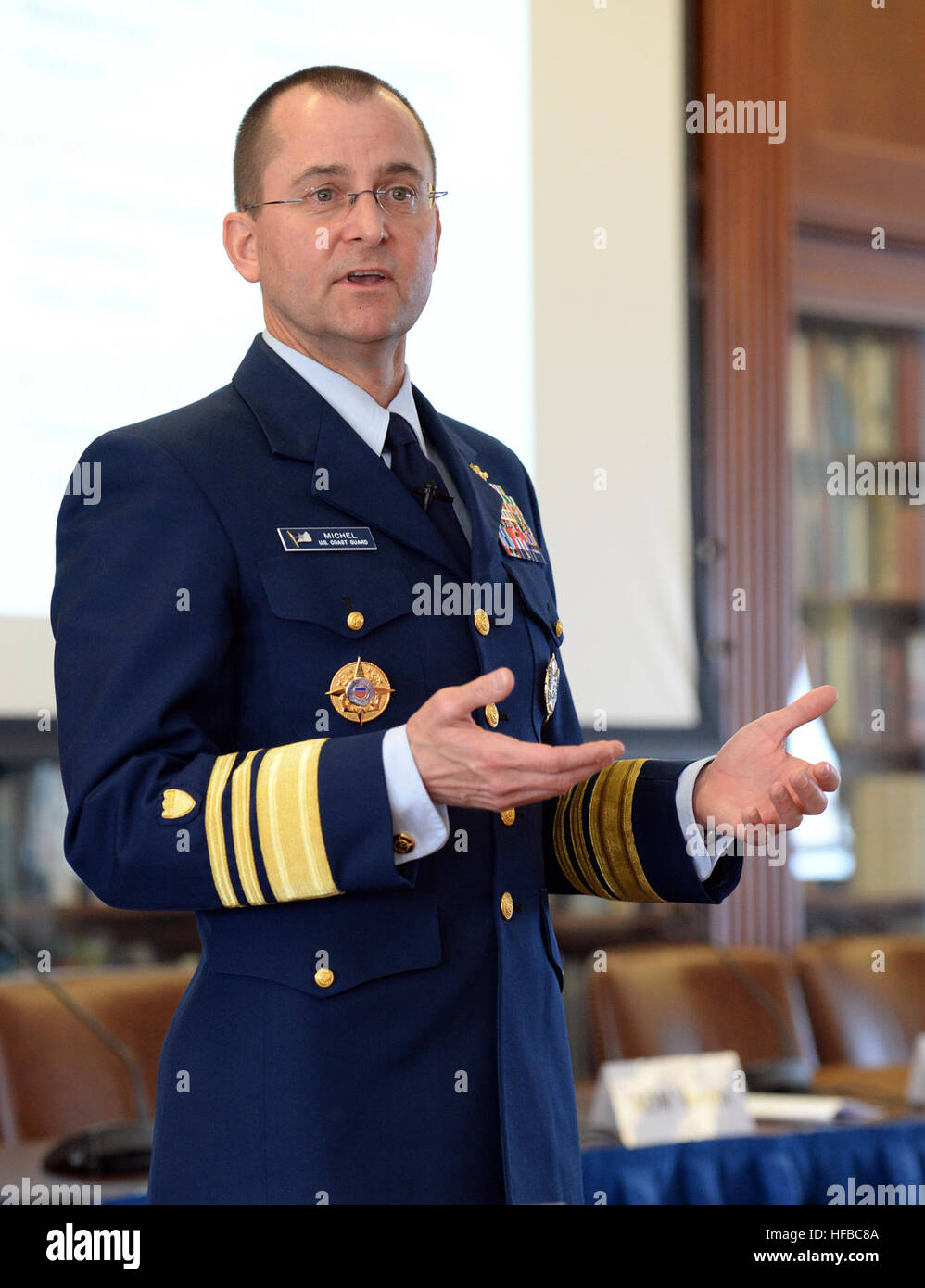 160323-N-PX557-177 NEWPORT, R.I. (23 marzo 2016) Coast Guard Vice Adm. Charles D. Michel, vice comandante dell'U.S. Coast Guard, fornisce osservazioni come oratore principale per il 2016 strategia marittima, EMC Sedia simposio presso U.S. Naval War College a Newport, Rhode Island. La due giorni di evento ha riunito per il Dipartimento della Difesa, mondo accademico, politica e i rappresentanti delle comunità per discutere le questioni marittime e le loro implicazioni per la comprensione dei tipi di missioni comandanti combattente eseguirà e tipi di attrezzature e formazione sul mare servizi devono fornire a supporto di queste missioni. (U Foto Stock