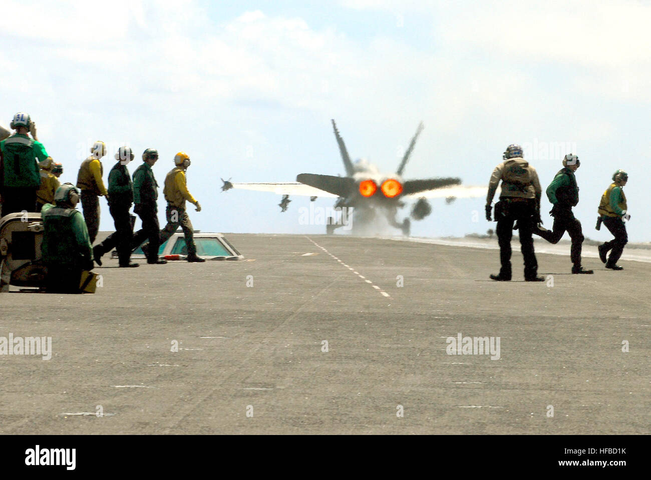 FA-18C vettore successivo lancio 070819-N-2659P-132 Foto Stock