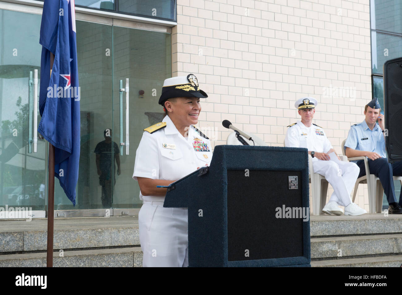 150622-N-MK341-019 Kolonia, POHNPEI, (22 giugno 2015) - USA Rappresentante della difesa per gli Stati Federati di Micronesia, posteriore Adm. Bette Bolivar, offre un discorso durante la cerimonia di apertura il 22 giugno. Stati Federati di Micronesia è il Sealift militare giunto di comando alta velocità nave USNS Millinocket (JHSV 3) seconda fermata di partenariato Pacifico 2015. Millinocket serve come piattaforma secondaria per Pacific Partnership, guidato da un comando expeditionary elemento dalla Marina militare del 30 Costruzione navale Regiment (30 NCR) da Port Hueneme, California. Ora nella sua decima iterazione, Pacific P Foto Stock