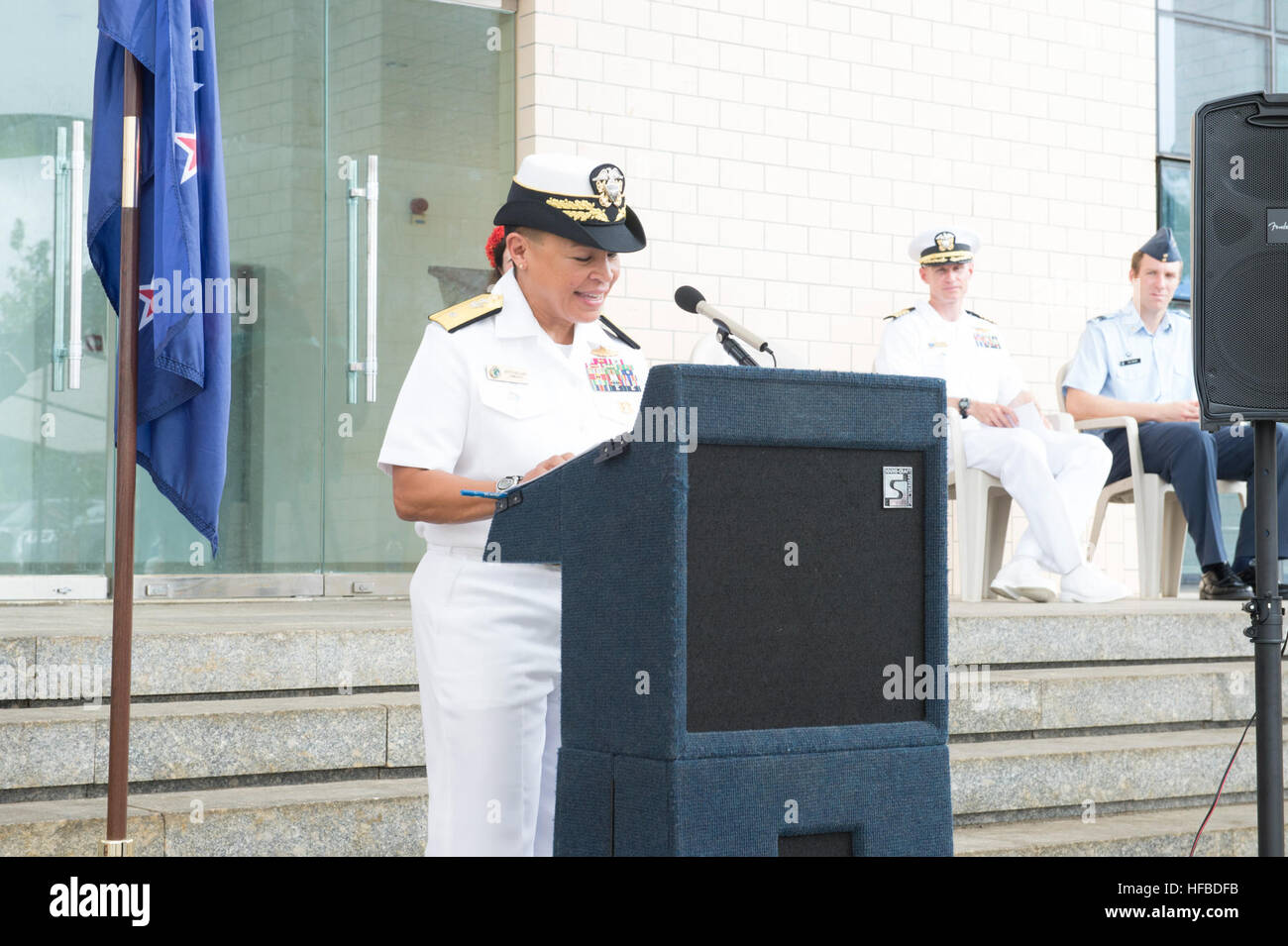 150622-N-MK341-023 Kolonia, POHNPEI, (22 giugno 2015) - USA Rappresentante della difesa per gli Stati Federati di Micronesia, posteriore Adm. Bette Bolivar, offre un discorso durante la cerimonia di apertura il 22 giugno. Stati Federati di Micronesia è il Sealift militare giunto di comando alta velocità nave USNS Millinocket (JHSV 3) seconda fermata di partenariato Pacifico 2015. Millinocket serve come piattaforma secondaria per Pacific Partnership, guidato da un comando expeditionary elemento dalla Marina militare del 30 Costruzione navale Regiment (30 NCR) da Port Hueneme, California. Ora nella sua decima iterazione, Pacific P Foto Stock