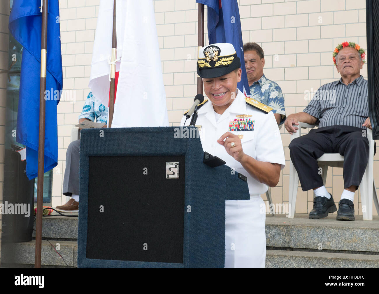 150622-N-MK341-026 Kolonia, POHNPEI, (22 giugno 2015) - USA Rappresentante della difesa per gli Stati Federati di Micronesia, posteriore Adm. Bette Bolivar, offre un discorso durante la cerimonia di apertura il 22 giugno. Stati Federati di Micronesia è il Sealift militare giunto di comando alta velocità nave USNS Millinocket (JHSV 3) seconda fermata di partenariato Pacifico 2015. Millinocket serve come piattaforma secondaria per Pacific Partnership, guidato da un comando expeditionary elemento dalla Marina militare del 30 Costruzione navale Regiment (30 NCR) da Port Hueneme, California. Ora nella sua decima iterazione, Pacific P Foto Stock