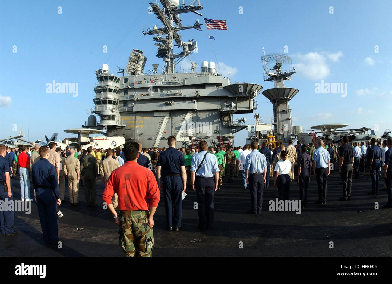 011217-N-9769P-185 come mare a bordo della USS John C. Stennis CVN (74) Dic. 17, 2001 Ð U.S. I marinai e i Marines a bordo della USS John C. Stennis venite a attenzione durante l'inno nazionale giocando alla cerimonia di sollevamento di una 12x18-piede bandiera trovati tra le macerie del World Trade Center e inviato al gestore per display mentre distribuito a sostegno dell'Operazione Enduring Freedom. La bandiera è stata scoperta da New York City poliziotto e U.S. Naval Reservist Sergente Karl Hagstrom. Stati Uniti Navy foto dal fotografo compagno del 3° di classe Jayme Pastoric. (Rilasciato) 011217-N-9769P-185 WTC vecchia gloria in mare Foto Stock