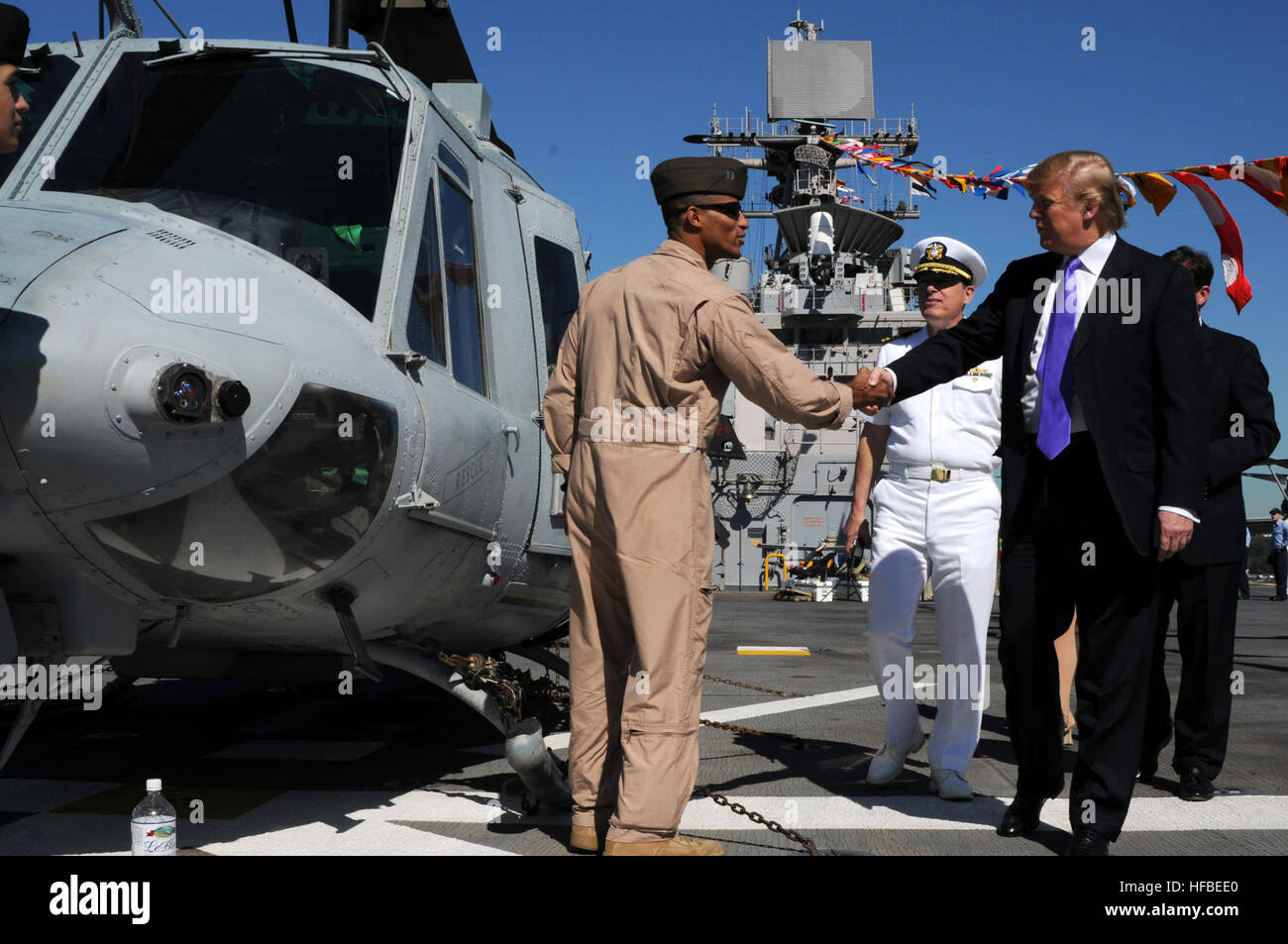 Donald Trump, presidente e CEO di Trump Organizzazione, tours il ponte di volo dell'assalto anfibio nave USS Iwo Jima durante la settimana della flotta la città di New York 2009. Circa 3.000 marinai, Marine e le coste Guardsman parteciperà alla ventiduesima commemorazione della settimana della flotta di New York. La manifestazione fornirà i cittadini di New York e nei dintorni di tri-stato area l opportunità di incontrare i membri del servizio e vedere anche le funzionalità più recenti di oggi i servizi marittimi. Settimana della flotta New York City 2009 174090 Foto Stock