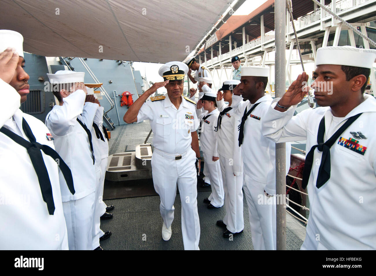 PORT KLANG, Malesia (sett. 27, 2012) Adm. Cecil Haney, comandante dell'U.S. Flotta del Pacifico, arriva a bordo guidato-missile destroyer USS Mustin (DDG 89) durante la nave della visita in Malesia in congiunzione con il 2012 Pacifico occidentale Simposio navale. (U.S. Foto di Marina di Massa lo specialista di comunicazione 2a classe Devon Dow/RILASCIATO) 120927-N-MU720-008 Unisciti alla conversazione www.facebook.com/USNavy www.twitter.com/USNavy navylive.dodlive.mil - UFFICIALE DEGLI STATI UNITI Le immagini della marina - ADM. Haney arriva a bordo della USS Mustin. Foto Stock