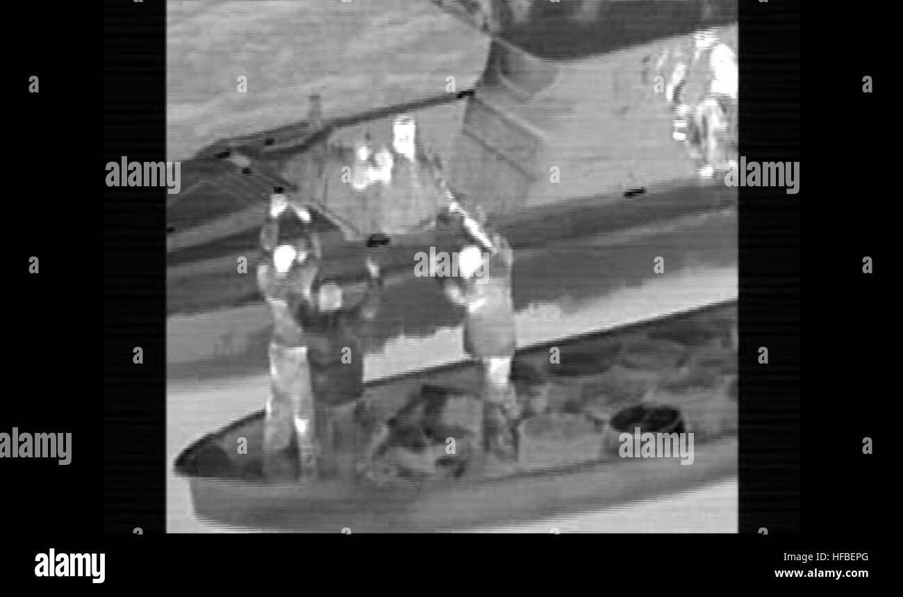 Oceano Pacifico (6 maggio 2012) presunti trafficanti di droga sono stati arrestati dal colombiano le forze navali in questo telaio ancora da una lungimirante (infrarossi FLIR) videocamera dal U.S. Navy elicottero assegnato alle visite-missile fregata USS McClusky (FFG 41) durante le operazioni di interdizione nel Pacifico orientale nelle acque costiere della Colombia. L'elicottero di sorveglianza mantenute come il colombiano navy realizzato l'arresto. (U.S. Navy foto/RILASCIATO) 120506-N-ZZ999-002 Unisciti alla conversazione http://www.facebook.com/USNavy http://www.twitter.com/USNavy http://navylive.dodlive.mil - UFFICIALE DEGLI STATI UNITI Le immagini della marina Foto Stock