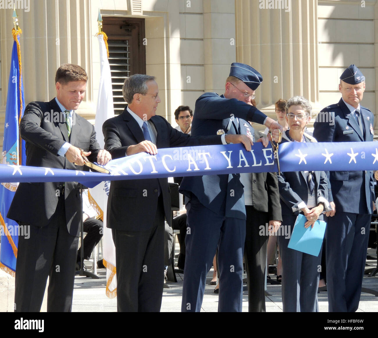 NEW Haven, Connecticut. (Sett. 21, 2012) assistente segretario della Marina per la manodopera e gli affari di riserva Juan M. Garcia III, sinistra, Università di Yale Presidente Richard Levin e Air Force Lt. Gen. David S. Fadok, comandante e Presidente dell'Università di aria, tagliare un nastro accogliere nuovamente il navale e Air Force ROTC programmi presso la Yale University. La cerimonia ha avuto luogo nella parte anteriore di un cenotafio in onore di ufficiali e ROTC Yale Alumni che hanno servito nella guerra mondiale I. Yale è stata una delle prime università ad avere una unità ROTC inizio nel 1926. Il taglio del nastro ristabilisce la presenza ROTC sull'università c Foto Stock