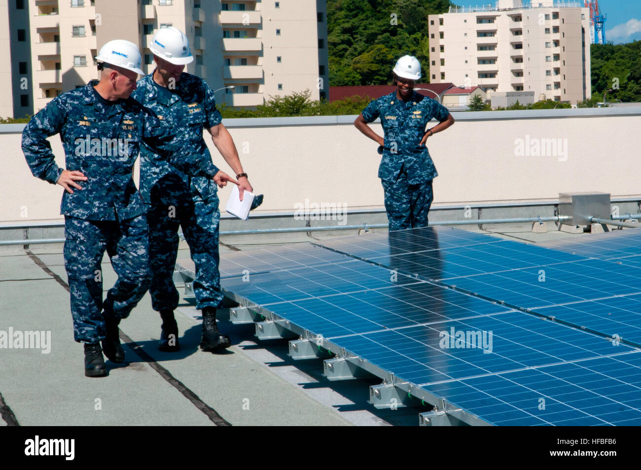 120822-N-ER662-031 Yokosuka, Giappone (Agosto 22, 2012) Capt. David Owen, sinistra, comandante della flotta attività Yokosuka, ispeziona recentemente installato pannelli solari a Sullivan scuola elementare. I pannelli solari sono una costruzione integrata impianto fotovoltaico che è stimato a contribuire $297,000 proiettata in un risparmio annuo sui costi energetici al momento dell'installazione. (U.S. Foto di Marina di Massa lo specialista di comunicazione 2a Matthew R. Cole/rilasciato) - UFFICIALE DEGLI STATI UNITI Le immagini della marina - UN CO ispeziona recentemente installato pannelli solari. Foto Stock
