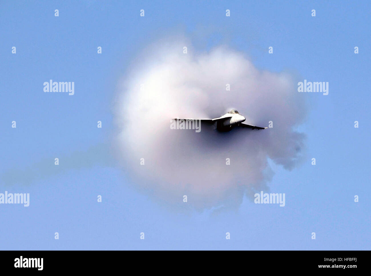 120806-N-HB951-216 OCEANO ATLANTICO (Agosto 6, 2012) un'F/A-18 Super Hornet assegnati ai gheppi di Strike Fighter Squadron (VFA) 137 si rompe la barriera del suono durante un'aria di dimostrazione di potenza al di sopra della Nimitz-class portaerei USS Abraham Lincoln (CVN 72). Lincoln è tornato negli Stati Uniti dopo il completamento di otto mesi di cambiamento di installazione di homeport durante il quale esso ha operato negli Stati Uniti 5th, sesto e settimo flotta aree di responsabilità. (U.S. Foto di Marina con marinaio Phylicia A. Sorenson/rilasciato) - UFFICIALE DEGLI STATI UNITI Le immagini della marina - un jet rompe la barriera del suono. Foto Stock 120806-N-HB951-216 OCEANO ATLANTICO (Agosto 6, 2012) un'F/A-18 Super Hornet assegnati ai gheppi di Strike Fighter Squadron (VFA) 137 si rompe la barriera del suono durante un'aria di dimostrazione di potenza al di sopra della Nimitz-class portaerei USS Abraham Lincoln (CVN 72). Lincoln è tornato negli Stati Uniti dopo il completamento di otto mesi di cambiamento di installazione di homeport durante il quale esso ha operato negli Stati Uniti 5th, sesto e settimo flotta aree di responsabilità. (U.S. Foto di Marina con marinaio Phylicia A. Sorenson/rilasciato) - UFFICIALE DEGLI STATI UNITI Le immagini della marina - un jet rompe la barriera del suono. Foto Stock