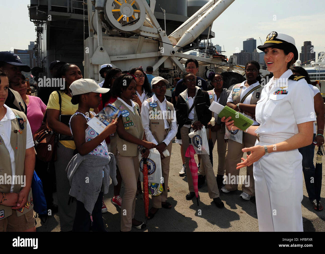 120527-N-ED149-068 NEW YORK (27 maggio 2012) Lt. Andrea Alvord, assegnato all'assalto anfibio nave USS Wasp (LHD 1), parla a Girl Scouts dalla maggiore area della città di New York durante un tour della nave per la Settimana della flotta New York 2012. La visita ha consentito il Girl Scouts di parlare al servizio femmina i membri di tutti i rami e apprendere circa la vita quotidiana in campo militare come una donna. Questo segna il venticinquesimo anno la città ha celebrato il mare nationÕs servizi per i cittadini di New York e il tri-area di stato. Quest'anno i sette giorni della manifestazione coincide con la commemorazione del Bicentenario del W Foto Stock