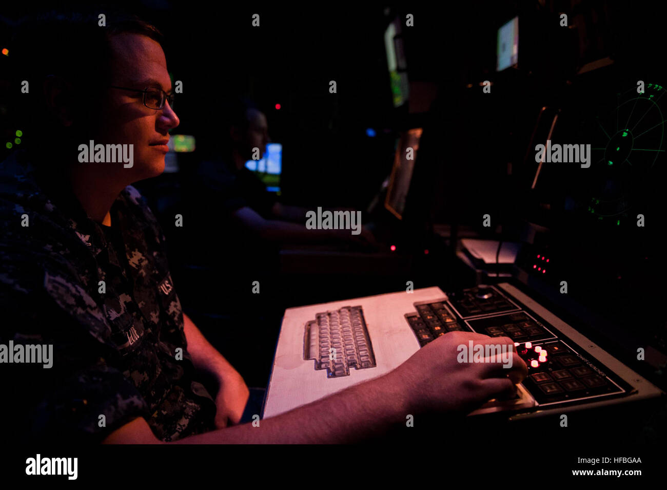 120530-N-QM601-033 MAR ROSSO (30 maggio 2012) Cryptologic tecnico tecnico 2a classe Ian Lude restituisce un segnale elettronico utilizzando l'electronic warfare suite SLQ-32 in combattimento centro informazioni a bordo del multipurpose Amphibious Assault nave USS Iwo Jima (LHD 7). Iwo Jima, il portabandiera dell'Iwo Jima Amphibious pronto il gruppo con il avviato 24 Marine Expeditionary Unit, è implementato il supporto le operazioni di sicurezza marittima e di teatro la cooperazione in materia di sicurezza gli sforzi negli Stati Uniti Quinta Flotta area di responsabilità. (U.S. Foto di Marina di Massa Specialista comunicazione marinaio apprendista Scott Youn Foto Stock