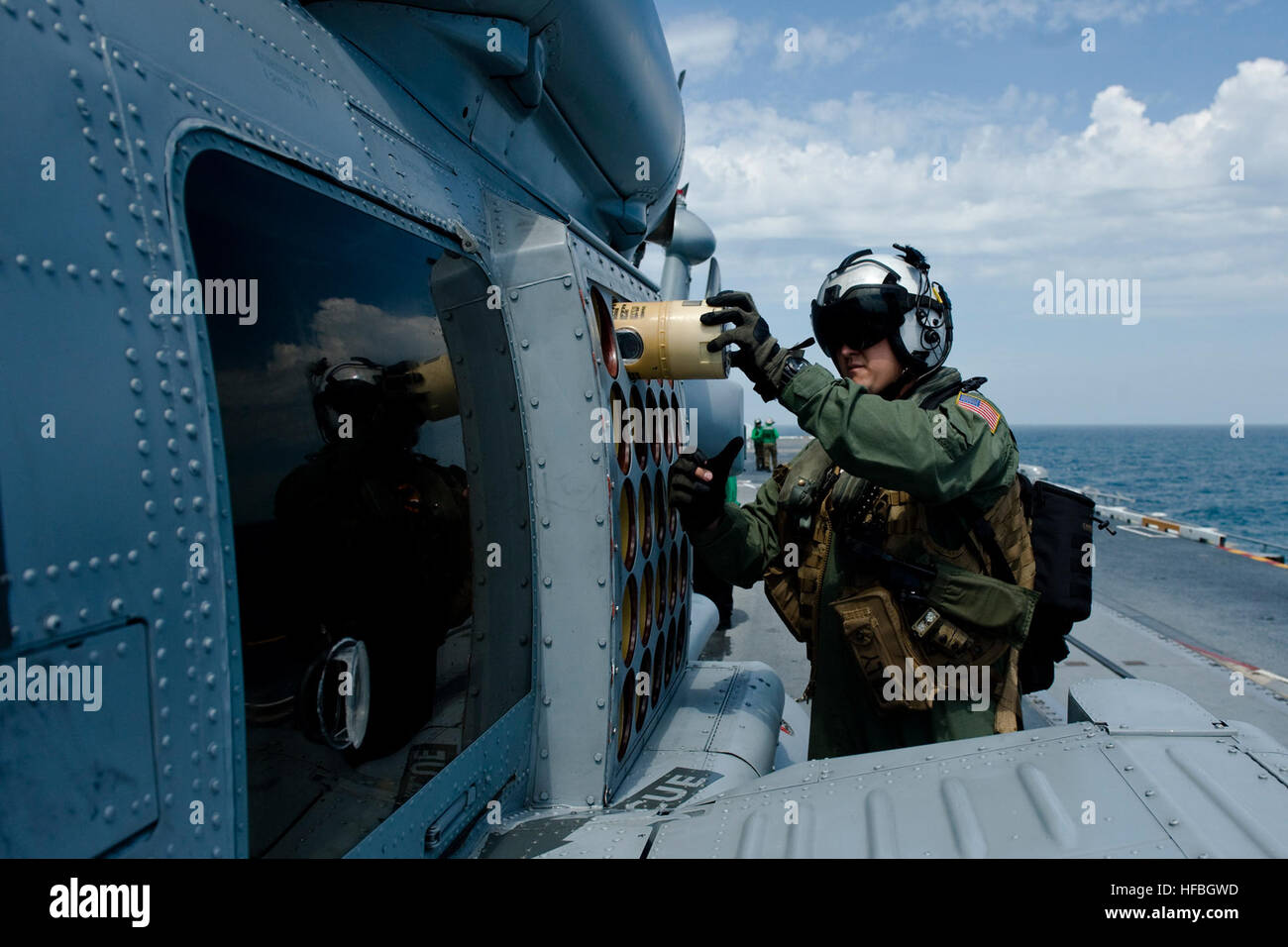 120716-N-XL102-056 OCEANO ATLANTICO (16 luglio 2012) Aircrewman navale di prima classe Michael Reilly rimuove una direzione a bassa frequenza di analisi e reporting capsula da un MH-60R Sea Hawk elicottero, assegnato alla palude volpi di elicottero Maritime Strike Squadron (HSM) 74, sul ponte di volo della portaerei USS Harry Truman (CVN 75). Truman è in corso conduzione di un ponte di volo e di certificazione delle qualifiche del gestore. (U.S. Foto di Marina di Massa lo specialista di comunicazione di terza classe Tyler Caswell/rilasciato) - UFFICIALE DEGLI STATI UNITI Le immagini della marina - un marinaio rimuove una direzione a bassa frequenza di analisi Foto Stock