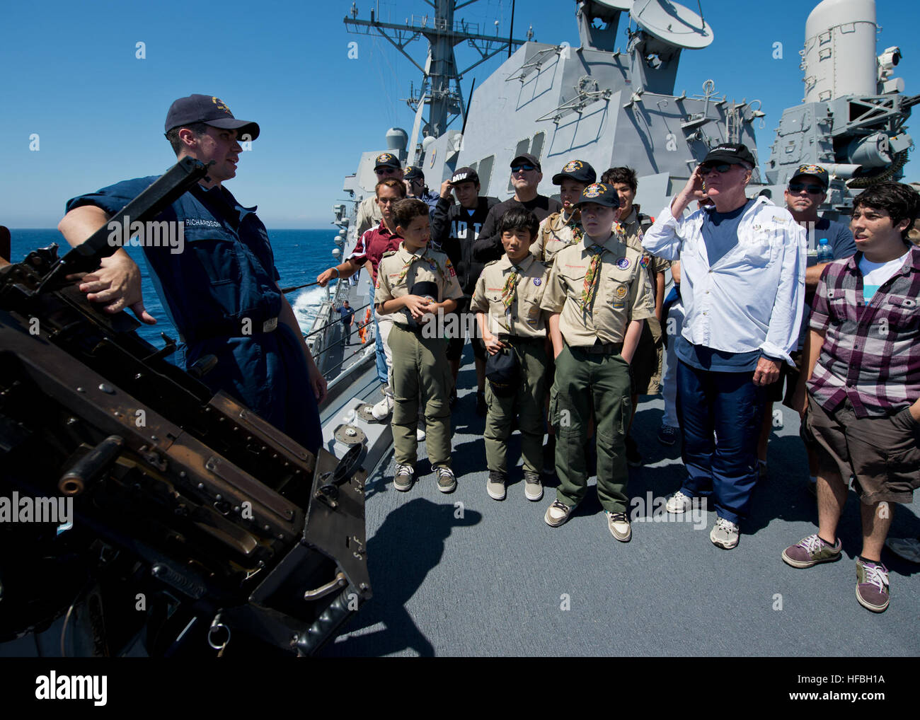 120814-N-BT887-321 OCEANO PACIFICO (Agosto 14, 2012) Fire Controlman 1a classe Adam Richardson, assegnato all'Arleigh Burke-class guidato-missile destroyer USS Wayne E. Meyer (DDG 108), parla di un 0,50 Caliber mount durante il Navy giorni L.A. 2012. Navy giorni L.A. è progettato per educare il pubblico attraverso visite guidate, illustre visitatore si imbarca e la copertura mediatica delle feste. (U.S. Foto di Marina di Massa lo specialista di comunicazione 2a classe Benjamin Crossley/rilasciato) - UFFICIALE DEGLI STATI UNITI Le immagini della marina - un marinaio parla di un 0,50 Caliber mount. Foto Stock