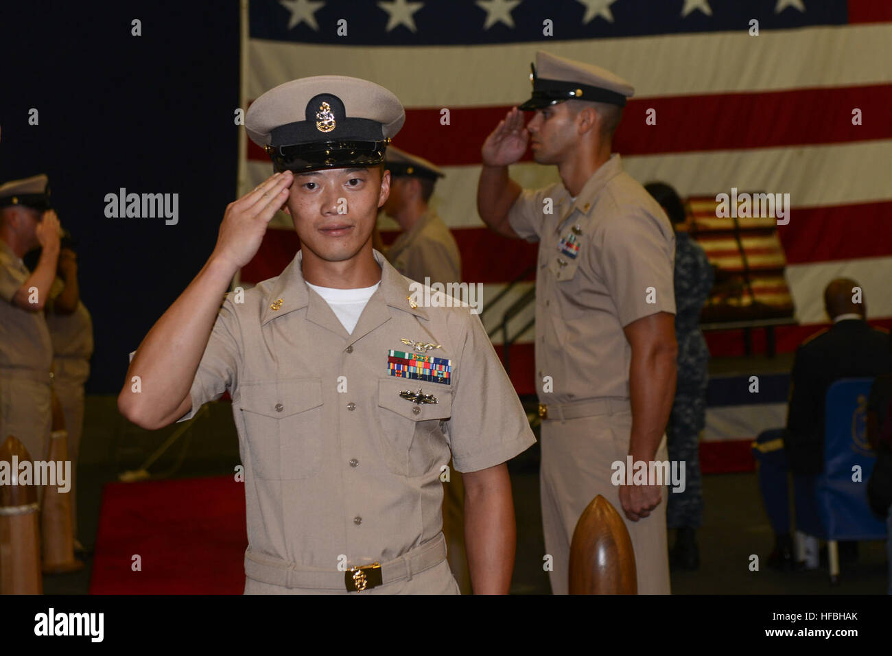 I sottufficiali appena schienati passano attraverso i ragazzi durante una cerimonia di pinning a bordo della USS Iwo Jima, una nave d'assalto anfibia, a Mayport, Florida. Foto Stock