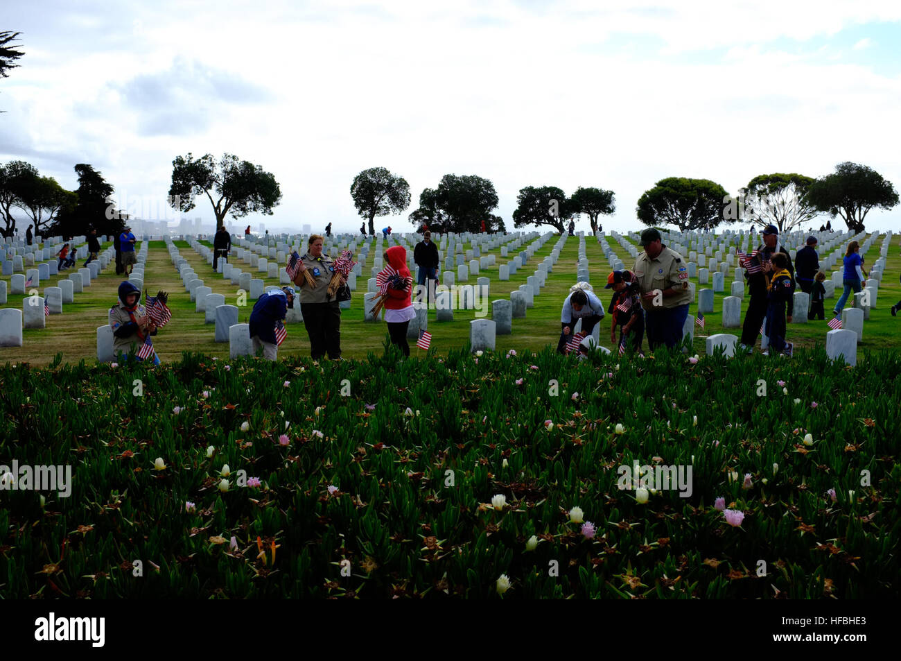 120526-N-SS492-009 SAN DIEGO (26 maggio 2012) Boy Scout luogo bandiere sulle lapidi a Ft. Il cimitero di Rosecrans in preparazione per il Memorial Day holiday. Boy-scout, Girl Scouts e volontari bandiere poste su più di 67.000 lapidi sabato dalle 7:45 alle 9:30. (U.S. Foto di Marina di Massa lo specialista di comunicazione 1a classe Brian P. Biller/rilasciato) - UFFICIALE DEGLI STATI UNITI Le immagini della marina - Boy Scouts luogo bandiere sulle lapidi a Ft. Il cimitero di Rosecrans in preparazione per il Memorial Day holiday. Foto Stock