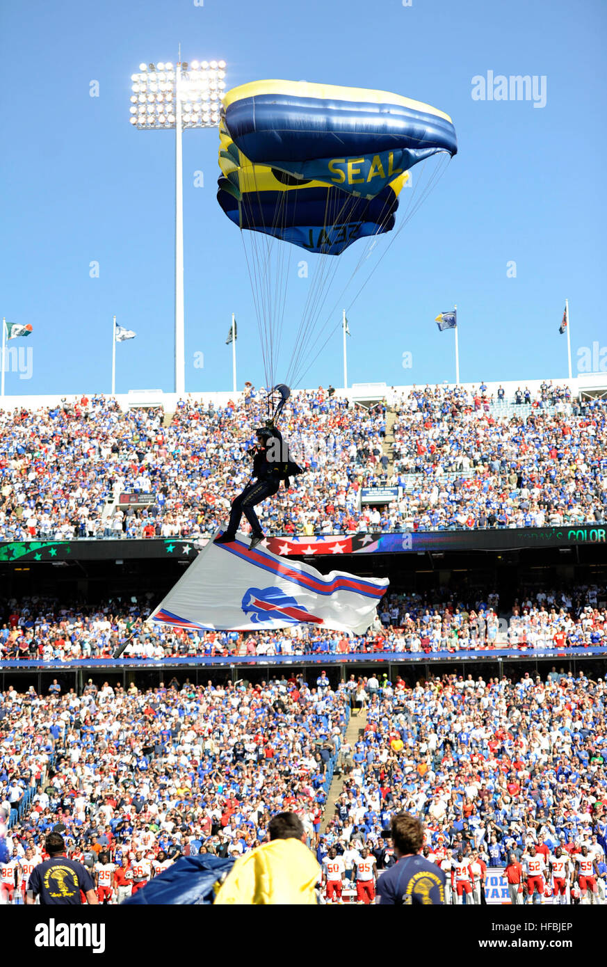 Il bufalo, N.Y. (Sett. 16, 2012) un membro dell'U.S. Navy parachute team di dimostrazione, il salto delle rane, atterra a Ralph Wilson Stadium durante una commemorazione del Bicentenario della guerra del 1812. Questo evento coincide con Buffalo Navy settimana 2012, uno dei 15 firma gli eventi programmati in tutta l'America nel 2012. Il giro evento commemora il bicentenario della guerra del 1812, il servizio di hosting di membri da Stati Uniti Navy, Marine Corps, Guardia Costiera e Royal Canadian Navy. (U.S. Foto di Marina di Massa lo specialista di comunicazione 1a classe Elisandro T. Diaz/RILASCIATO) 120916-N-LO372-368 Unisciti alla conversazione ww Foto Stock