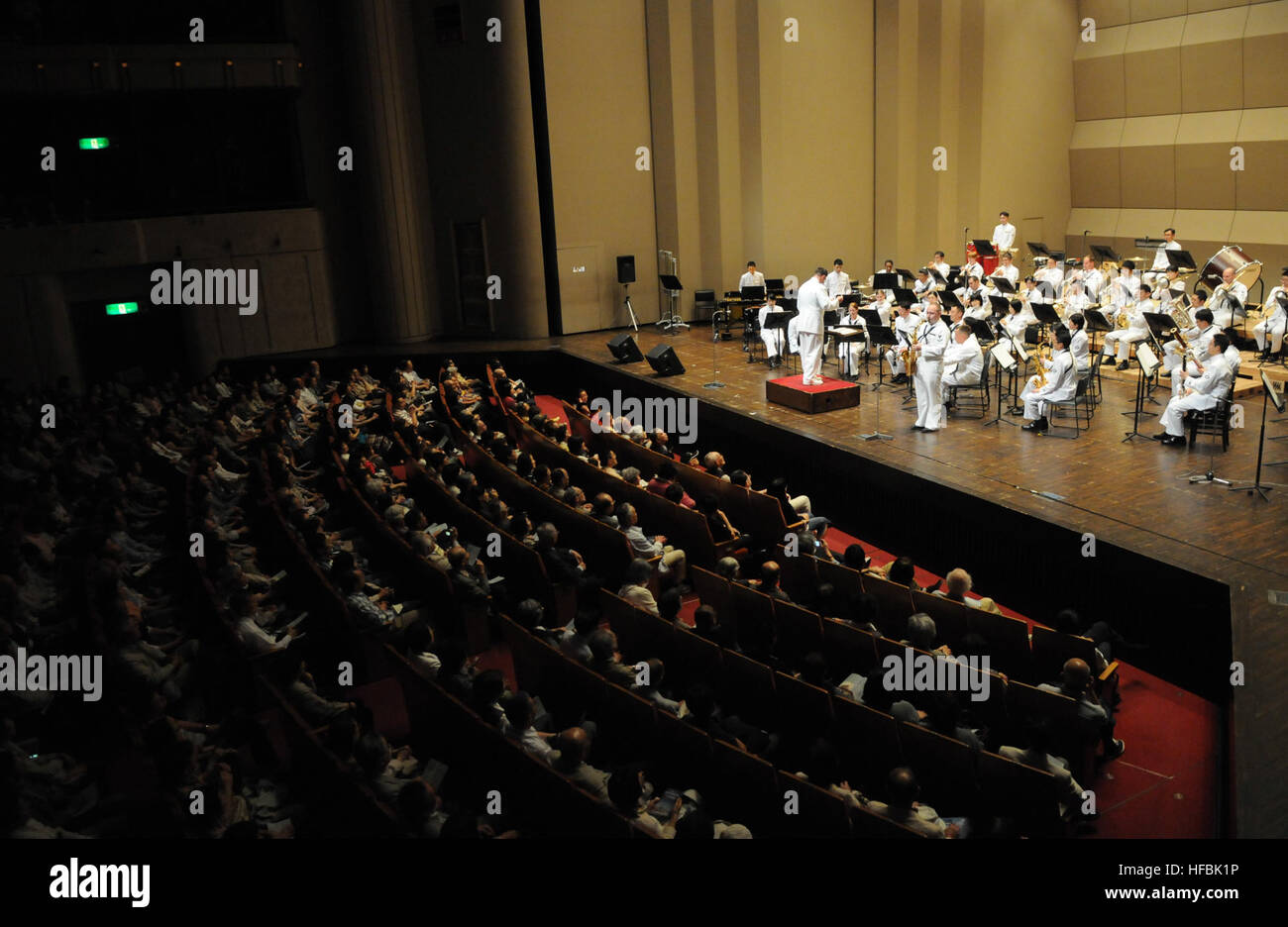 110514-N-MU720-076 Yokosuka, Giappone (14 maggio 2011) Stati Uniti 7 Flotta Band suona con il Giappone di autodifesa marittima Force Band a Yokosuka Teatro di Arte. Il concerto ha commemorato il cinquantesimo anniversario di restauri al Parco Mikasa a Yokosuka. (U.S. Foto di Marina di Massa lo specialista di comunicazione 2a classe Devon Dow/rilasciato) - UFFICIALE DEGLI STATI UNITI Le immagini della marina - Navy band suona con il Giappone di autodifesa marittima Force Band Foto Stock