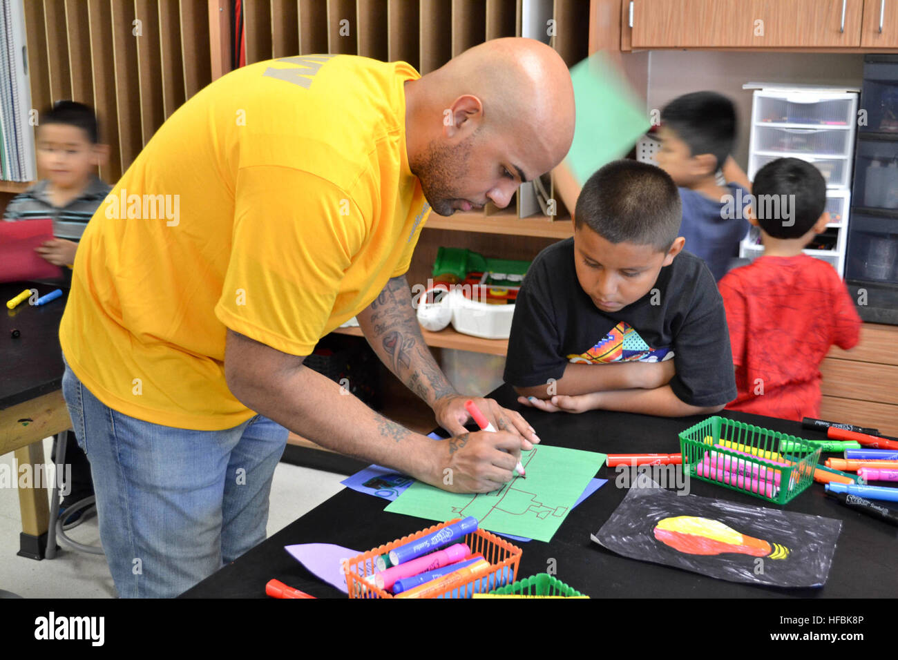 Un sottufficiale della USS George H.W. Bush (CVN 77) visitò i bambini all'Housman Boys and Girls Club di Houston, Texas, il 18 ottobre 2016, durante la settimana della Marina per fornire istruzione e sensibilizzazione sui ruoli e le capacità della Marina. Foto Stock