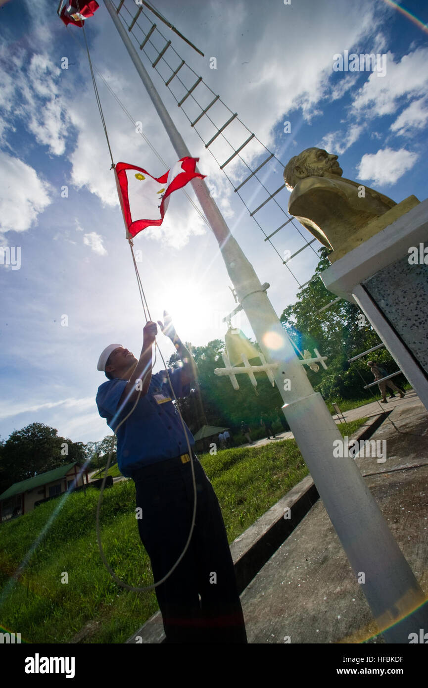 110114-N-5549O-169 fiume del Amazon, Perù (GEN. 14, 2011) un marinaio peruviano di paranchi a bandiera per l arrivo del segretario della Marina (SECNAV) gli onorevoli Ray Mabus e Vice Ammiraglio Carlos Tejada, marina militare Comandante della regione amazzonica del Perù. (U.S. Foto di Marina di Massa Specialista comunicazione di seconda classe S. Kevin O'Brien/rilasciato) - UFFICIALE DEGLI STATI UNITI Le immagini della marina - marinaio peruviano alza bandiera per segretario della Marina. Foto Stock
