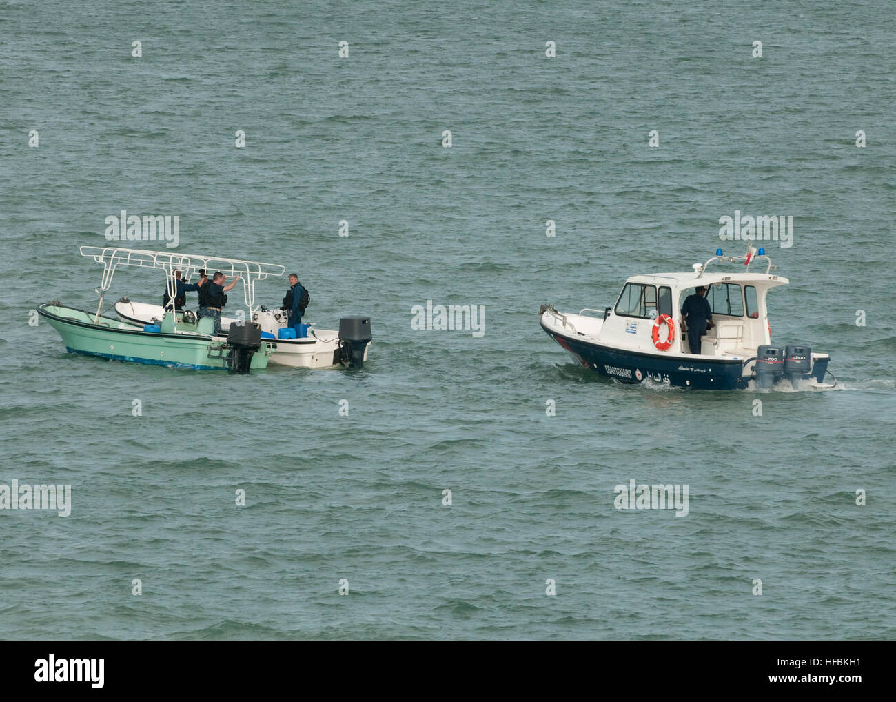 MINA SALMAN PIER, Bahrain (ott. 29, 2012) un Royal Bahrain Coast Guard nave accompagnatrici due skiffs che appartengono al pescatore del Bahrein che erano stati salvati dalla a galla in avanti Base di Staging (Interim) USS Ponce (AFSB(i) 15) durante la fase di Heavy Weather. I sette pescatori sono stati assistiti a bordo da Ponce di equipaggio, trattata dalla nave il personale medico e restituito alla riva in Bahrain. Ponce, precedentemente indicato come un trasporto anfibio dock (LPD), la nave è stata convertita e riclassificati per adempiere a una lunga tradizione di U.S. Comando centrale richiesta per un AFSB per essere localizzati nella propria area di responsabilità. Gli Stati Uniti Marina è cons Foto Stock