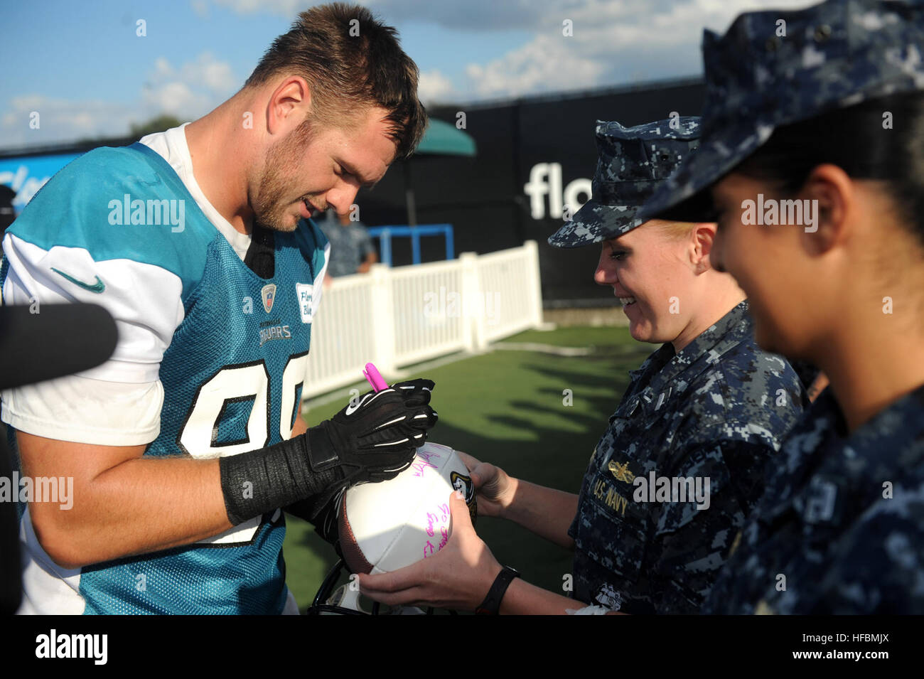 Il Jacksonville, Florida (nov. 6, 2012) Zach Potter, estremità a tenuta per Jacksonville Jaguars, segni memorabilia sportivi per i marinai a seguito di una pratica giaguari. Più di 300 marinai e Marines riuniti nella pratica i giaguari stadium per soddisfare i giocatori come parte della città di Jacksonville "Settimana di Valor' e in preparazione per la prossima Navy-Marine Corps Classic. Il gioco premia i veterani, attivo e riservare i membri del servizio e le famiglie militari. America lontano team, il Navy e Marine Corps sono affidabili, flessibili e pronti a rispondere in tutto il mondo su, sopra e sotto il mare come pure a terra. Foto Stock