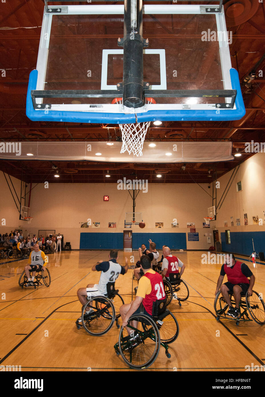 SAN DIEGO (ott. 29, 2012) feriti guerrieri e capi militari partecipano in una sedia a rotelle gioco di basket a Naval Medical Center di San Diego. Il gioco è stato tenuto in collaborazione con il Dipartimento della Marina il guerriero ferito affitto e conferenza di supporto, una conferenza di due giorni volto a garantire che i guerrieri feriti hanno il supporto quando cercano occupazione civile dopo aver lasciato il servizio militare. Gli Stati Uniti Marina ha un 237-anno patrimonio di difendere la libertà e sporgenti e di proteggere gli interessi degli Stati Uniti in tutto il mondo. Partecipa alla conversazione sui social media utilizzando #combattimento. (U.S. Foto di Marina di Massa Foto Stock