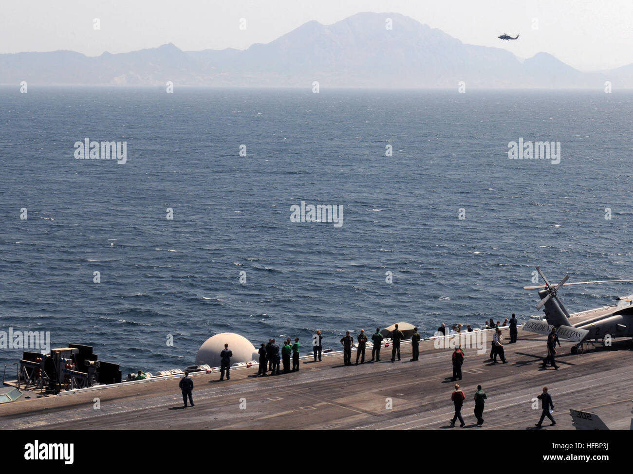 120726-N-SK590-081 Mare Mediterraneo (26 luglio 2012) marinai guardare dal ponte di volo dell'Nimitz-class portaerei USS Abraham Lincoln (CVN 72) come la nave transiti nello Stretto di Gibilterra. Abraham Lincoln è in rotta verso gli Stati Uniti per completare otto mesi di implementazione e modifica della porta di casa durante i quali essa ha operato negli Stati Uniti 5th, sesto e settimo flotta aree di responsabilità. (U.S. Foto di Marina di Massa lo specialista di comunicazione di terza classe Tim D. Godbee/rilasciato) - UFFICIALE DEGLI STATI UNITI Le immagini della marina - marinai guardare dal ponte di volo. Foto Stock 120726-N-SK590-081 Mare Mediterraneo (26 luglio 2012) marinai guardare dal ponte di volo dell'Nimitz-class portaerei USS Abraham Lincoln (CVN 72) come la nave transiti nello Stretto di Gibilterra. Abraham Lincoln è in rotta verso gli Stati Uniti per completare otto mesi di implementazione e modifica della porta di casa durante i quali essa ha operato negli Stati Uniti 5th, sesto e settimo flotta aree di responsabilità. (U.S. Foto di Marina di Massa lo specialista di comunicazione di terza classe Tim D. Godbee/rilasciato) - UFFICIALE DEGLI STATI UNITI Le immagini della marina - marinai guardare dal ponte di volo. Foto Stock