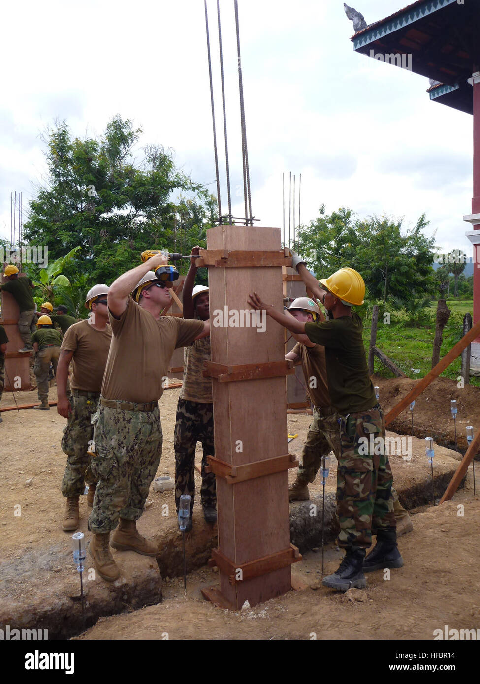 I Seabees dell'NMCB 74 e le forze armate reali cambogiane costruiscono colonne in cemento per cliniche nella provincia di Kampot, in Cambogia, fornendo assistenza pre e post-parto per i villaggi locali. Foto Stock