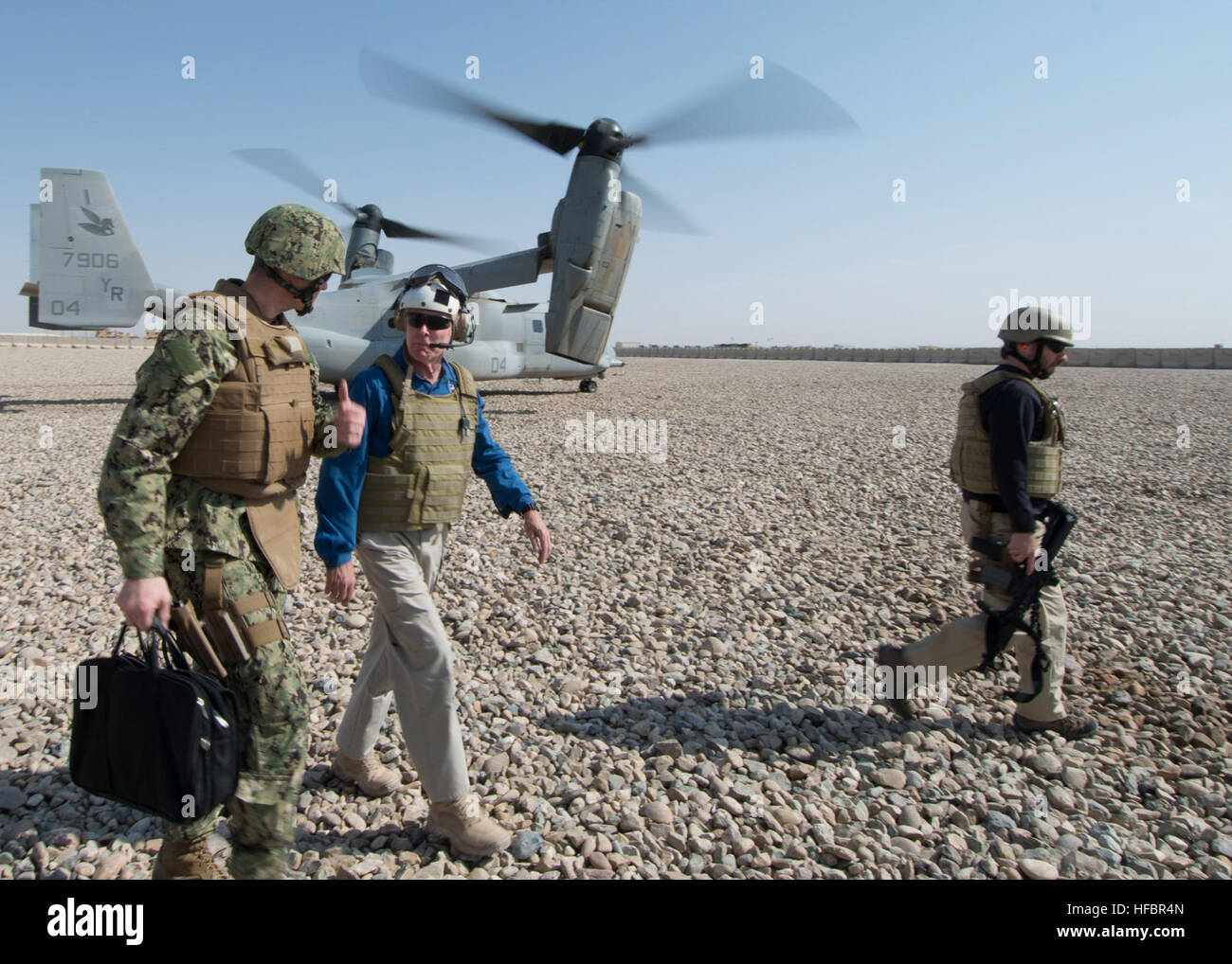 Provincia di Helmand, Afghanistan (ott. 27, 2012) segretario della Marina (SECNAV) Ray Mabus terre con il Mag. Gen. Charles M. Gurganus, comandante generale di I MEF in Afghanistan dopo una gita aerea dell'area. Mabus si è incontrato con i dirigenti senior, marinai e marines per discutere la sicurezza nella regione e li ringrazio per il loro servizio e sacrificio. America's marinai sono Warfighters, un veloce e flessibile di vigore distribuite in tutto il mondo. Partecipa alla conversazione sui social media utilizzando #combattimento. (U.S. Foto della marina da capo la comunicazione di massa specialista rasoi Sam/RILASCIATO) 121028-N-AC887-004 Unisciti alla conversazione Foto Stock