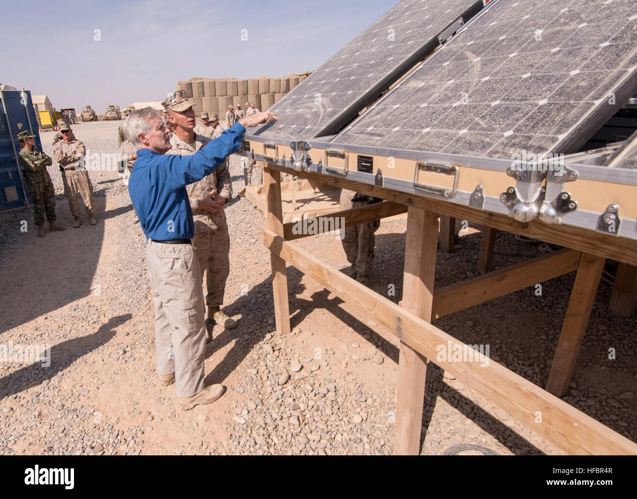 Provincia di Helmand, Afghanistan (ott. 28, 2012) segretario della Marina (SECNAV) Ray Mabus osserva expeditionary attrezzature di energia a inoltrare una base operativa Geronimo, provincia di Helmand, Afghanistan. Mabus si è incontrato con i dirigenti senior, marinai e marines per discutere la sicurezza nella regione e li ringrazio per il loro servizio e sacrificio. America's marinai sono Warfighters, un veloce e flessibile di vigore distribuite in tutto il mondo. Partecipa alla conversazione sui social media utilizzando #combattimento. (U.S. Foto della marina da capo la comunicazione di massa specialista rasoi Sam/RILASCIATO) 121028-N-AC887-006 Unisciti alla conversazione http://www.f Foto Stock