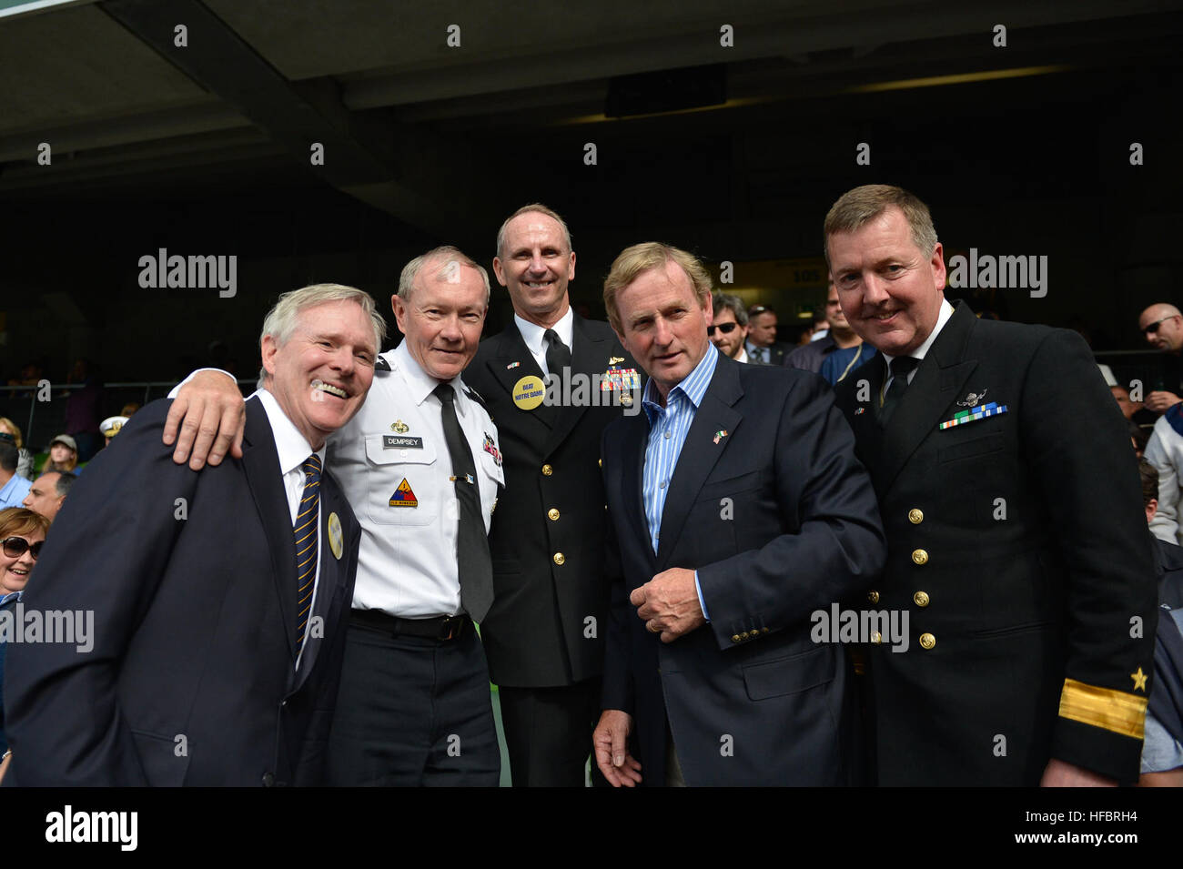 120901-N-WL435-615 Dublino (sett. 1, 2012) segretario della Marina (SECNAV) gli onorevoli Ray Mabus, sinistra, Presidente del Comune di capi di Stato Maggiore gen. Martin Dempsey, Capo di operazioni navali (CNO) Adm. Jonathan Greenert, Primo Ministro irlandese Enda Kenny e bandiera irlandese Comandante servizio navale marchio Commodore Mellett frequentare Le Notre Dame versus Navy NCAA Emerald Isle Classic college football season opener. Notre Dame beat Navy a 50-10. (U.S. Foto di Marina di Massa lo specialista di comunicazione 1a classe Peter D. Lawlor/rilasciato) - UFFICIALE DEGLI STATI UNITI Le immagini della Marina - Il CNO e SECNAV posano per una foto. Foto Stock