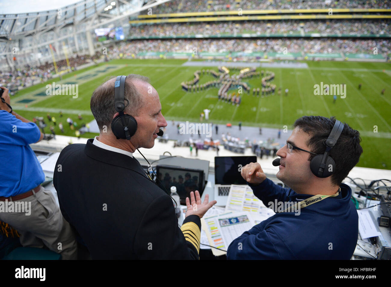 120901-N-WL435-762 Dublino (sett. 1, 2012) Capo di operazioni navali (CNO) Adm. Jonathan Greenert è intervistato da una radio sport notizia reporter durante il Notre Dame versus Navy NCAA Emerald Isle Classic college football season opener. (U.S. Foto di Marina di Massa lo specialista di comunicazione 1a classe Peter D. Lawlor/rilasciato) - UFFICIALE DEGLI STATI UNITI Le immagini della Marina - Il CNO è intervistato da una radio sport notizia reporter. Foto Stock