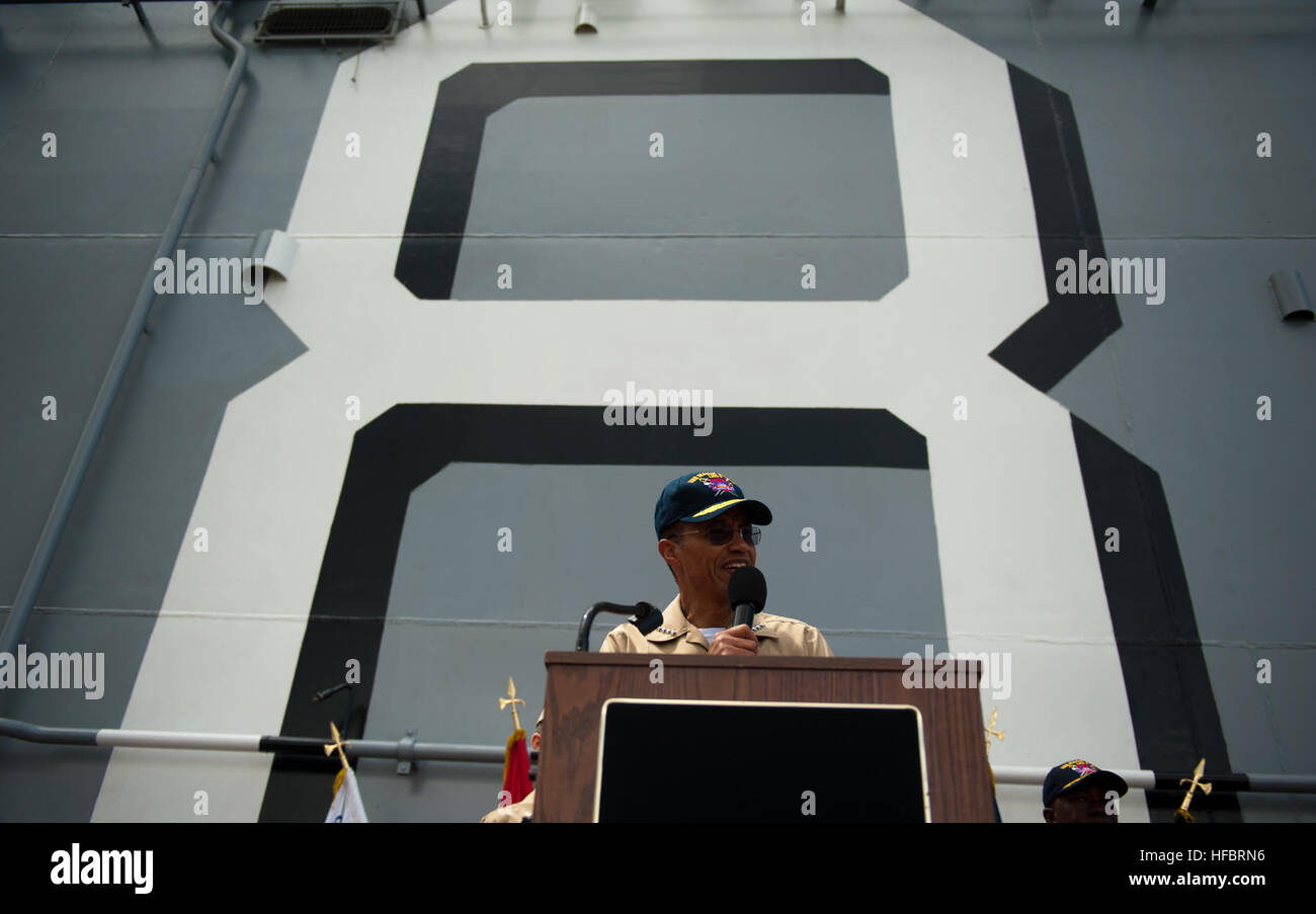 120613-N-PB383-494 PEARL HARBOR (13 giugno 2012) Adm. Cecil Haney, comandante dell'U.S. Flotta del Pacifico, parla di marinai e marines sul ponte di volo della multi-purpose Amphibious Assault nave USS Makin Island (LHD 8). Makin Island e avviato Marines assegnato all'undicesimo Marine Expeditionary Unit sono distribuiti negli Stati Uniti La terza area della flotta di operazioni. (U.S. Foto di Marina di Massa lo specialista di comunicazione 2a classe Dominique Pineiro/rilasciato) - UFFICIALE DEGLI STATI UNITI Le immagini della Marina - Il comandante dell'U.S. Flotta del Pacifico parla di marinai e marines sul ponte di volo della USS Makin Island. (1) Foto Stock