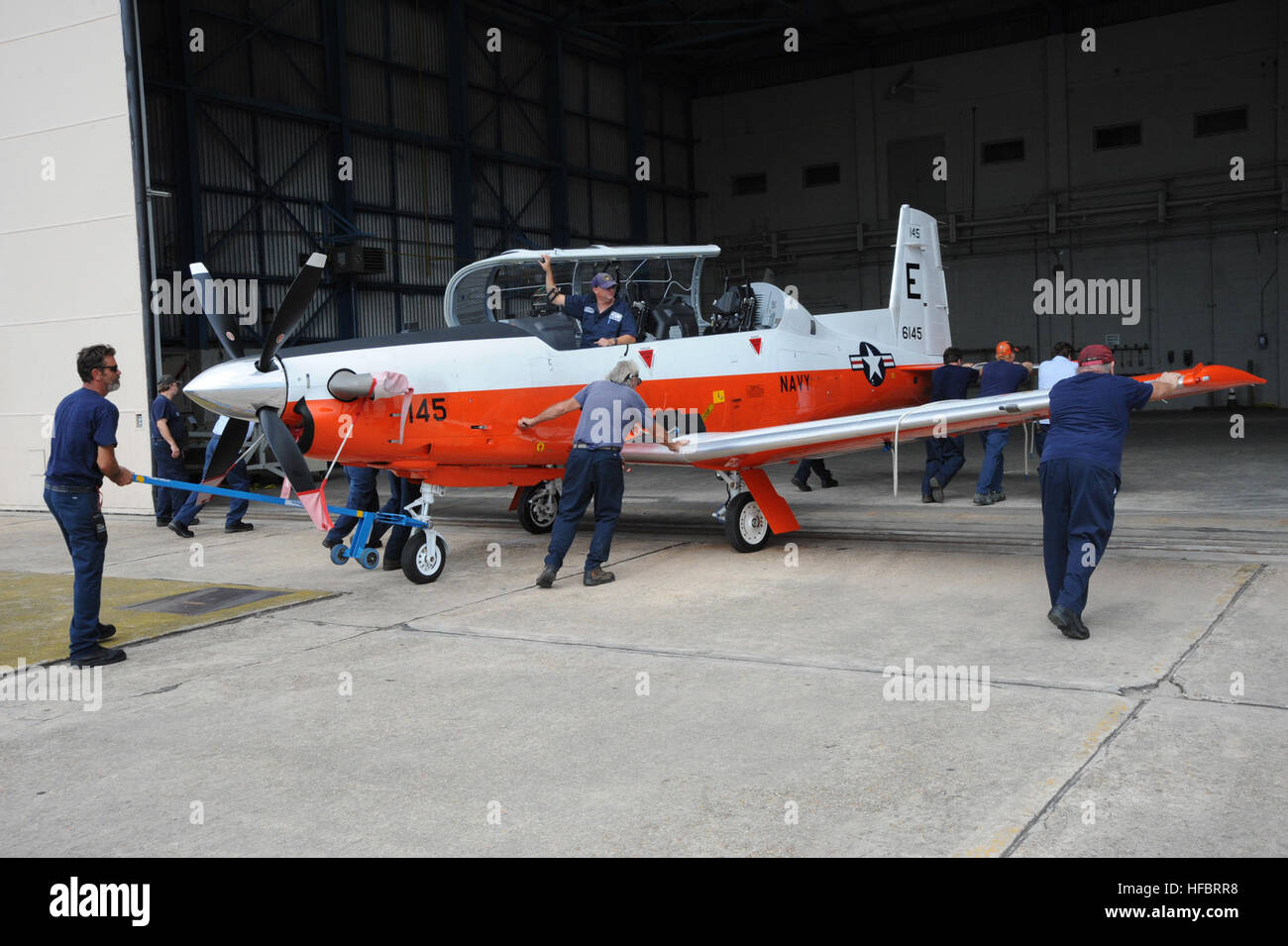 120827-N-WW980-006 Naval Air Station WHITING FIELD, Fla. (Agosto 27, 2012) La finale T-6B texano II viene manovrato in luogo presso il North Field hangar Naval Air Station Whiting Field. La base e la formazione di aria (Ala TRAWING) 5 sono la cessazione delle operazioni di volo e di alloggiamento del velivolo o battenti la loro fuori per evitare danni da tempesta tropicale di Isacco. (U.S. Navy foto di Jay far fronte/rilasciato) - UFFICIALE DEGLI STATI UNITI Le immagini della marina - La finale T-6B texano II viene manovrato in posizione. Foto Stock