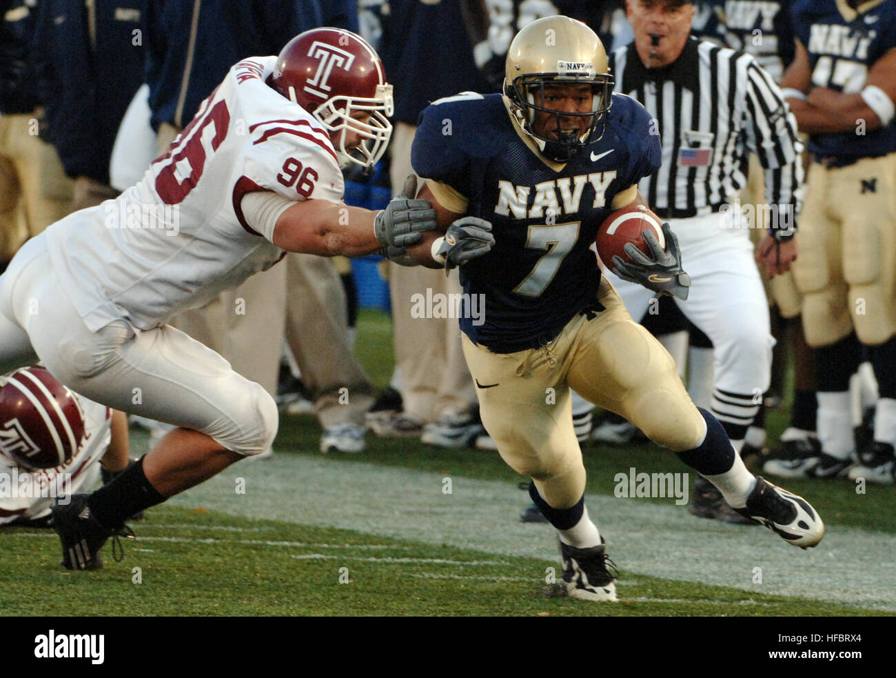 051119-N-9693M-023 Annapolis, Md. (nov. 19, 2005) - USA Accademia navale slot Guardiamarina torna Reggie Campbell (7) fuori passi tempio gufi linebacker Manuel Tapia (96) durante il quarto trimestre di giocare al Navy-Marine Corps Memorial Stadium. Le aspiranti guardiamarina (6-4) ha trionfato 38-17 oltre le civette (0-11). Il win rende Navy bocce ammissibili per il terzo anno consecutivo. Stati Uniti Navy foto di Damon J. Moritz (rilasciato) 2005 Temple-Navy gioco 01 Foto Stock