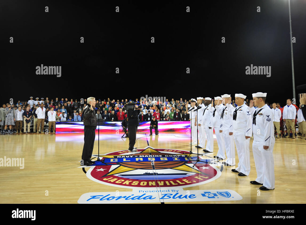 MAYPORT, Fla. (nov. 9, 2012) segretario della Marina (SECNAV) gli onorevoli Ray Mabus esegue una cerimonia reenlistment sul campo da basket realizzata sul ponte di volo dell'assalto anfibio nave USS Bataan (LHD 5) prima dell'Navy-Marine Corps Classic.Il gioco onori veterani, attivo e riserva di organi di servizio e le famiglie militari. America lontano team, il Navy e Marine Corps sono affidabili, flessibili e pronti a rispondere in tutto il mondo su, sopra e sotto il mare e a terra. Unisciti alla conversazione nei social media utilizzando #BBallOnDeck. (U.S. Navy foto di comunicazione di massa Speciali Foto Stock