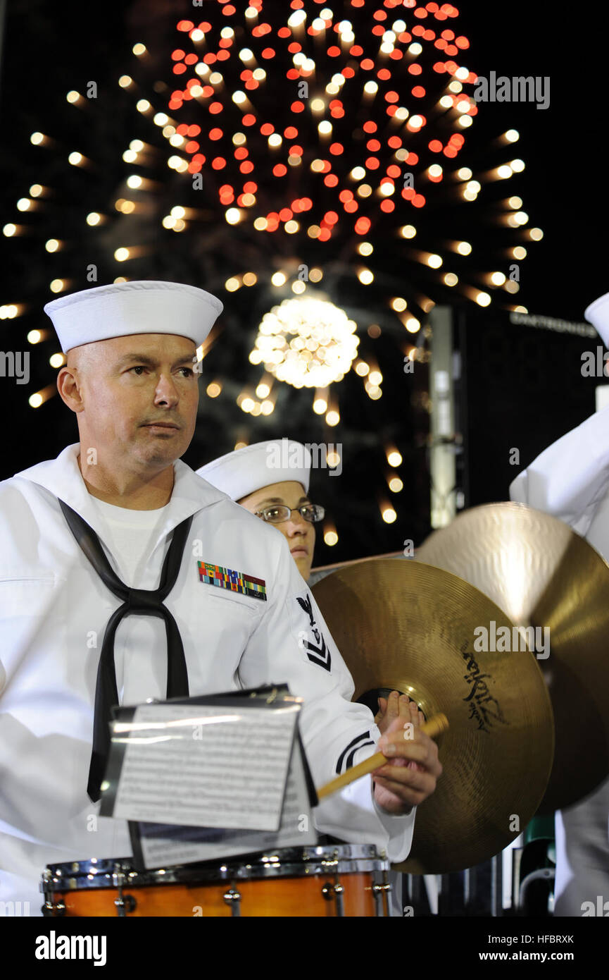 MAYPORT, Fla. (nov. 9, 2012) membri della banda della marina a sud-est di eseguire per gli spettatori della Marina Marine Corps Classic 2012 gioco che si è svolta tra le università di Florida Gators e Università di Georgetown Hoyas che ha avuto luogo sul ponte di volo dell'attacco anfibio nave USS Bataan (LHD 5).Il gioco onori veterani, attivo e riserva di organi di servizio e le famiglie militari. America lontano team, il Navy e Marine Corps sono affidabili, flessibili e pronti a rispondere in tutto il mondo su, sopra e sotto il mare e a terra. Unisciti alla conversazione nei social media utilizzando #BBallOnDeck. (U.S. Foto Stock